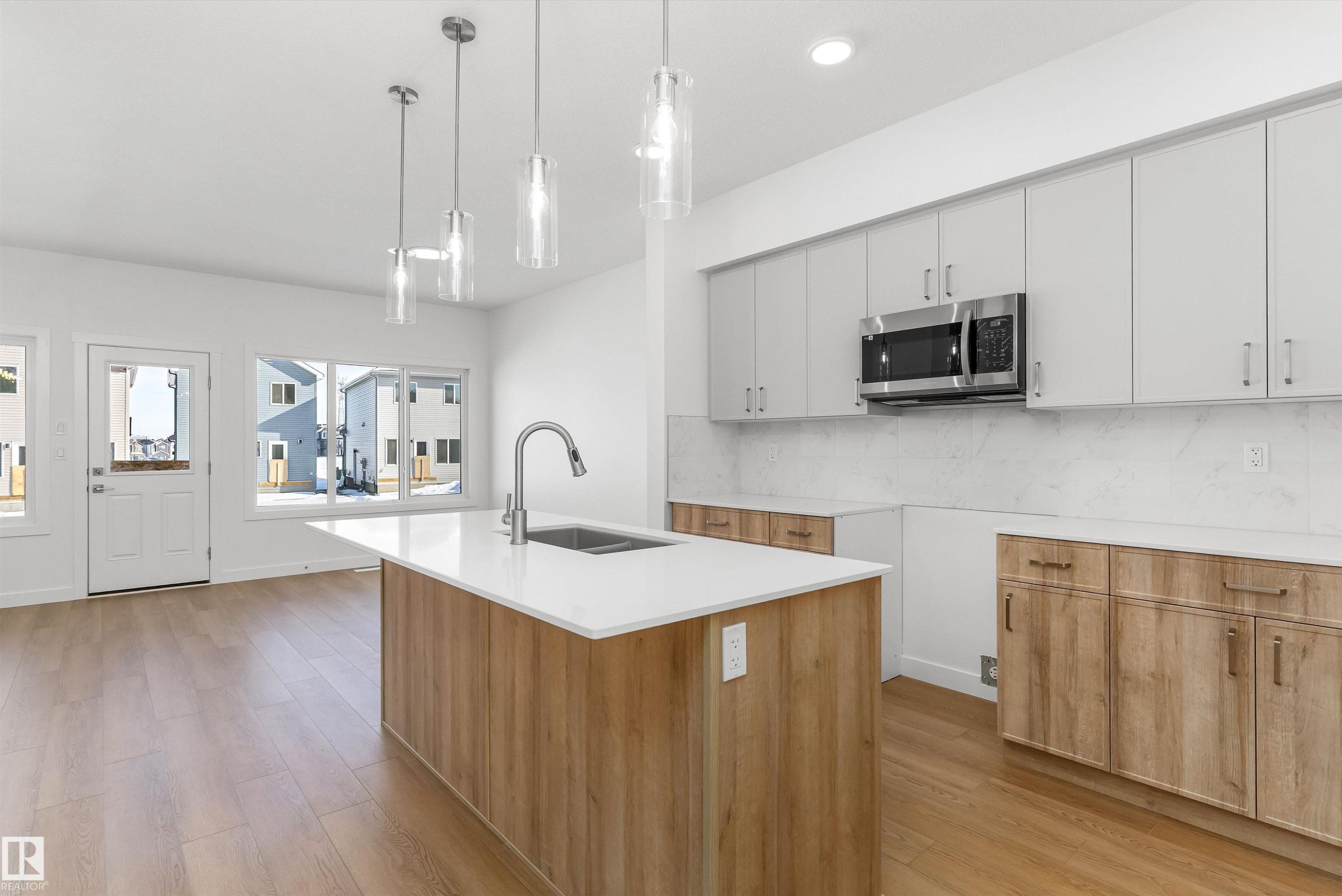 1020 14 Avenue Nw, Edmonton, AB - Indoor Photo Showing Kitchen With Upgraded Kitchen