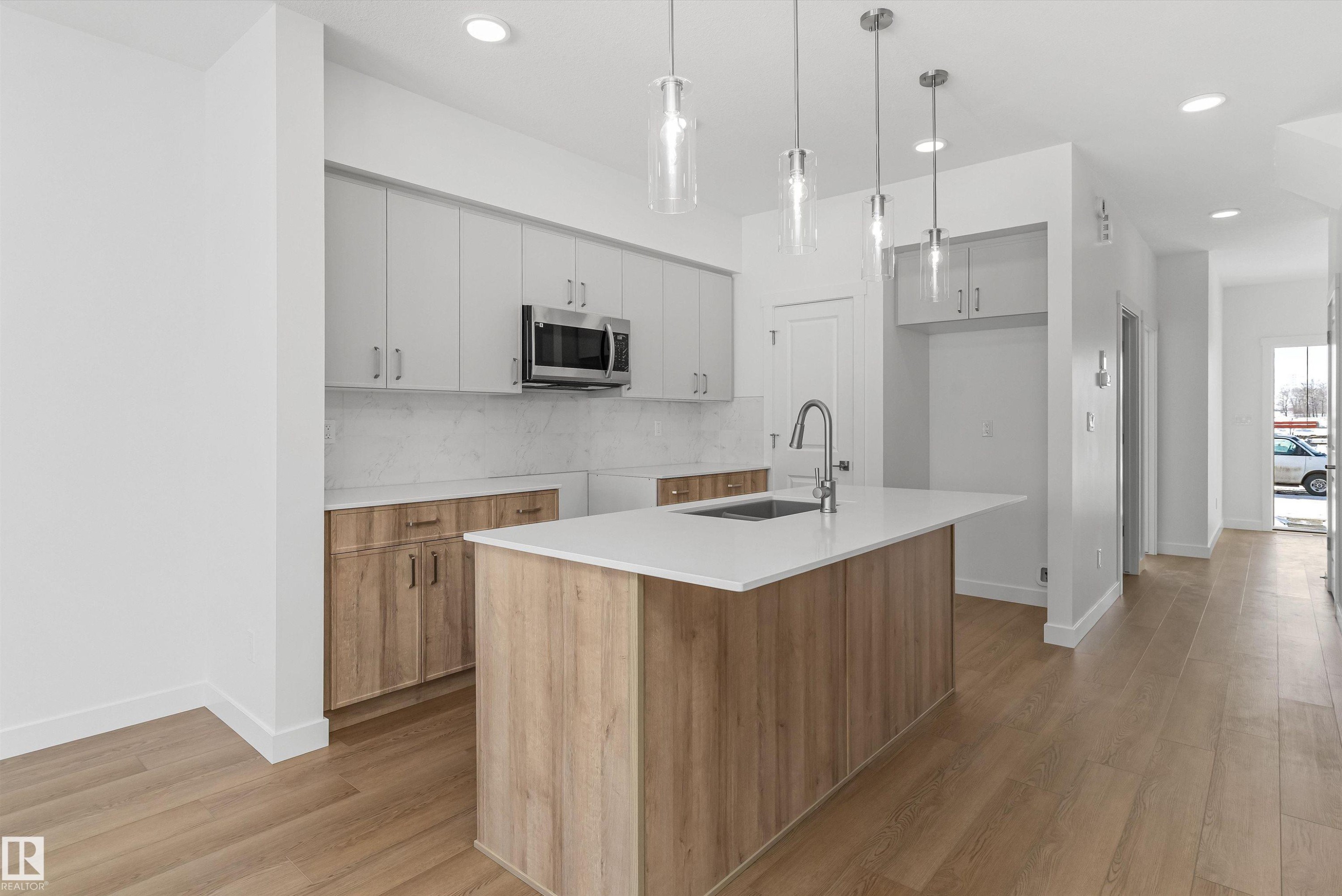 1020 14 Avenue Nw, Edmonton, AB - Indoor Photo Showing Kitchen With Upgraded Kitchen