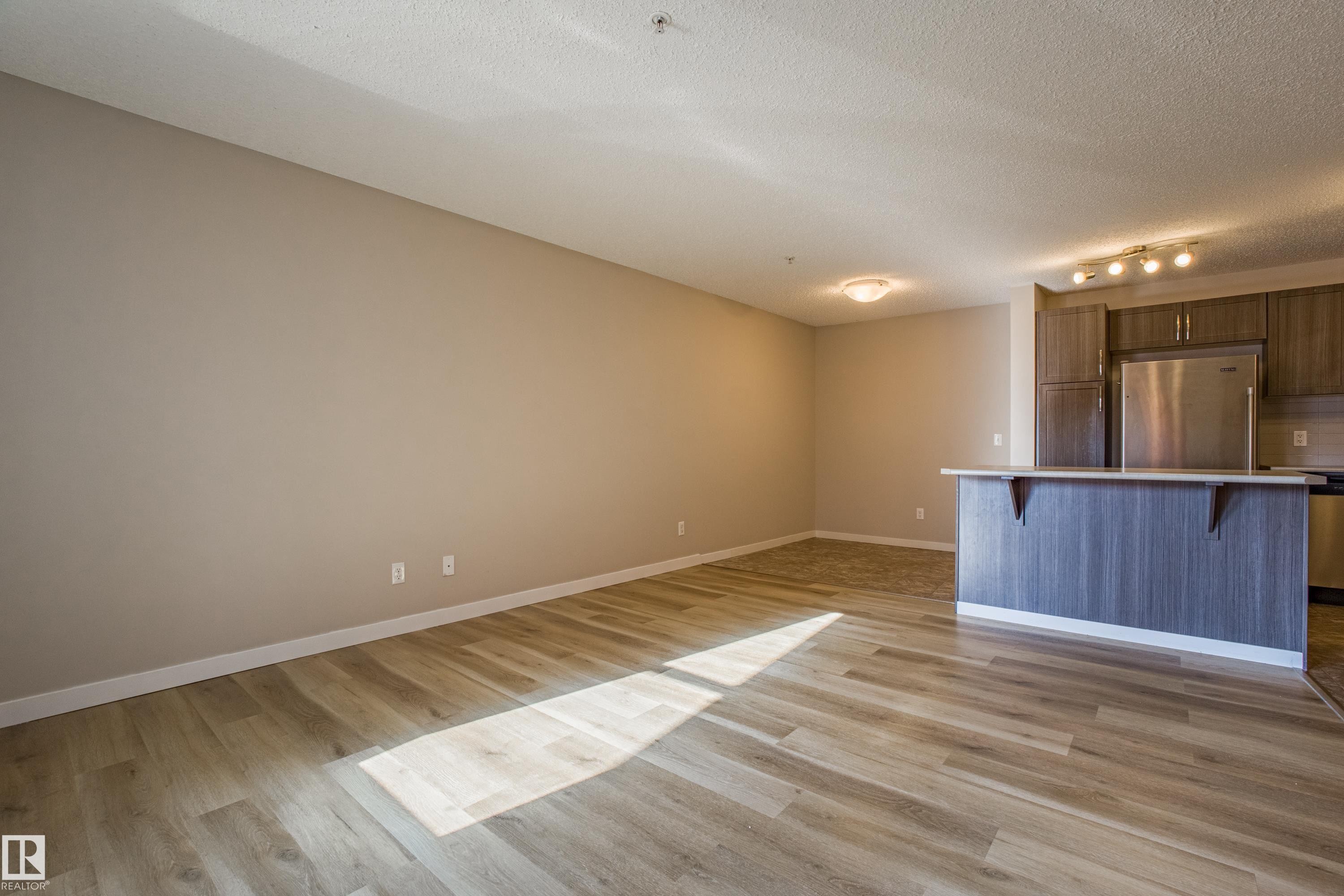 211 1820 Rutherford Road, Edmonton, AB - Indoor Photo Showing Kitchen
