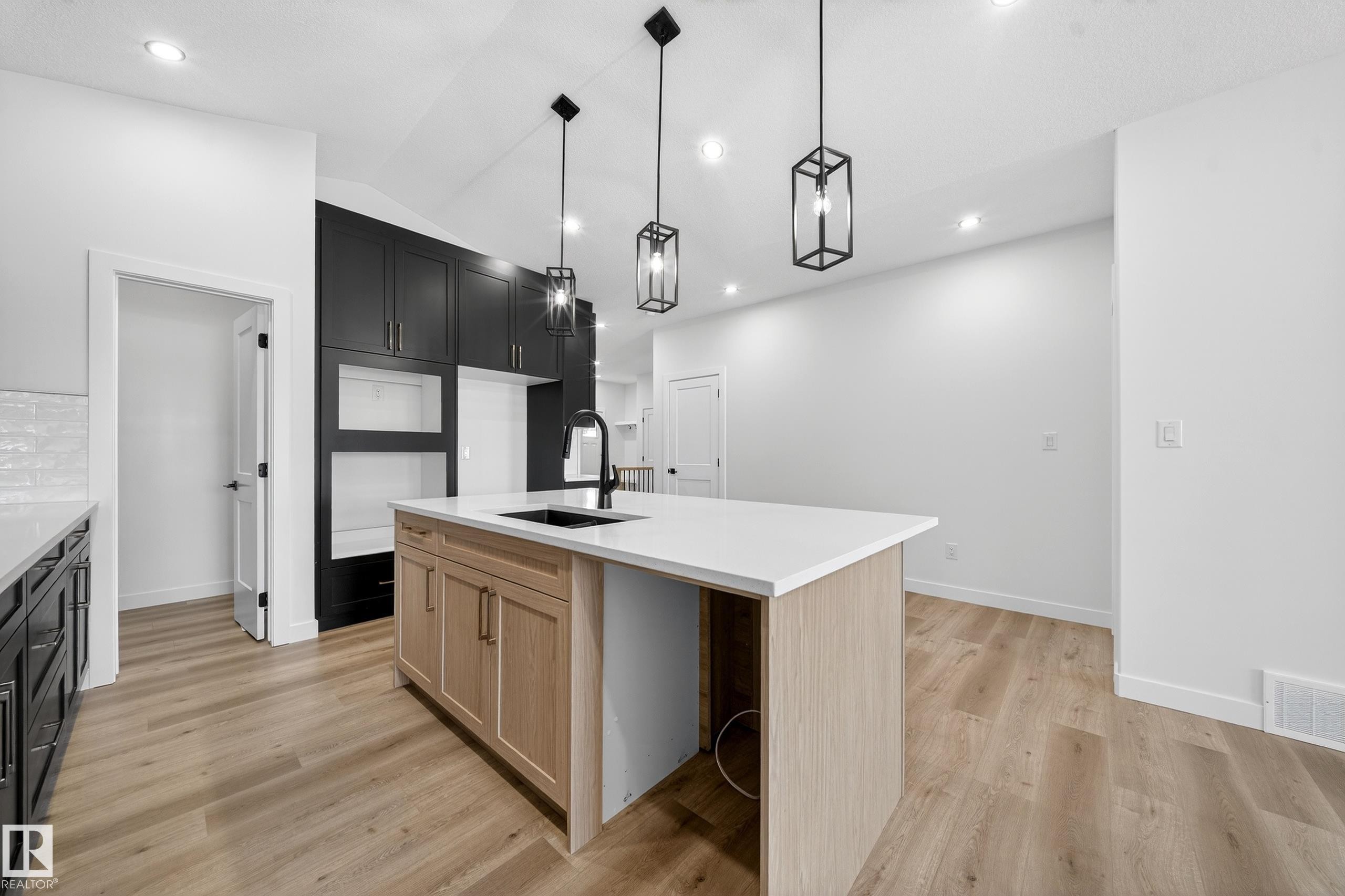3325 Chickadee Drive, Edmonton, AB - Indoor Photo Showing Kitchen With Upgraded Kitchen