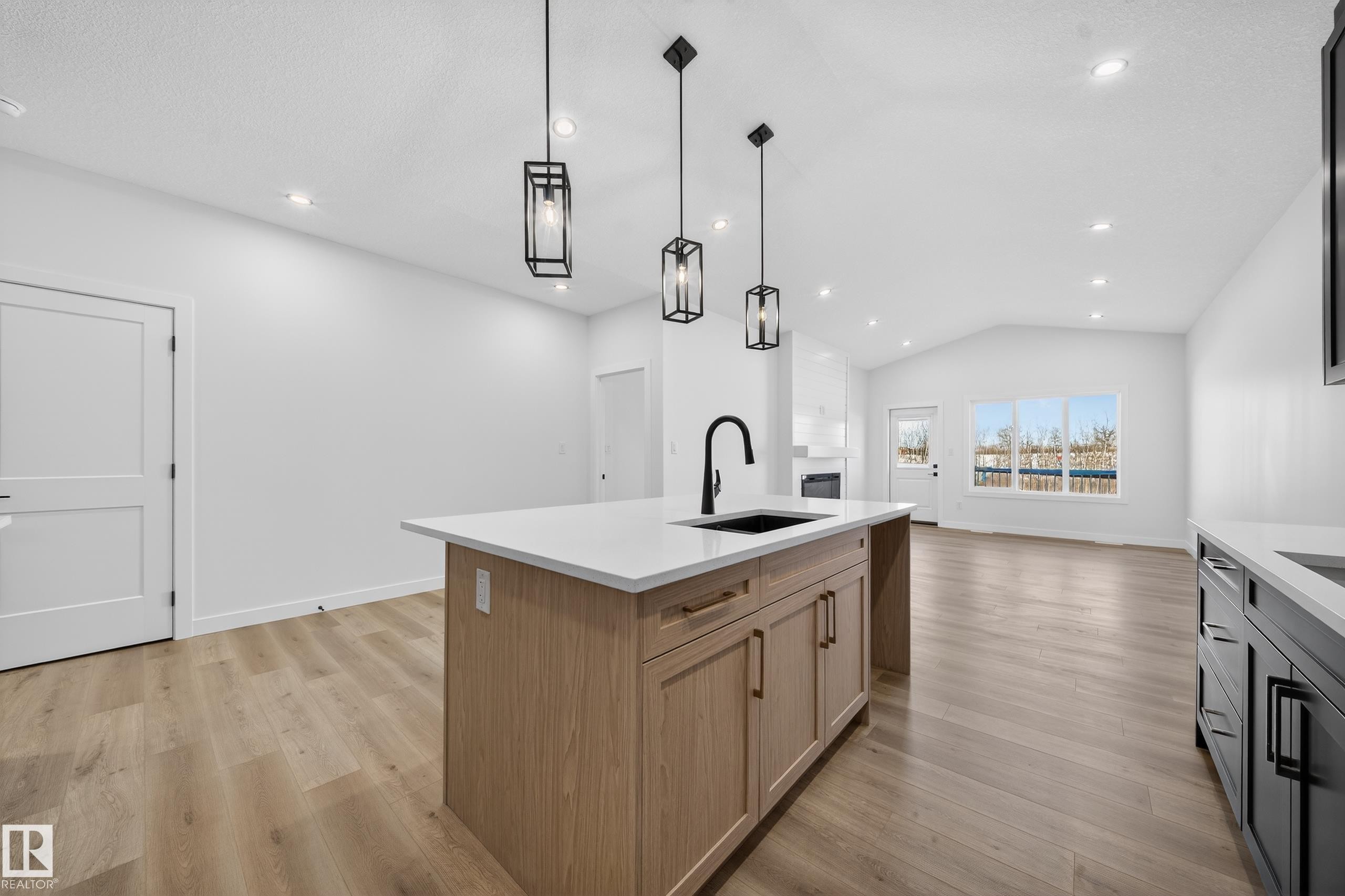 3325 Chickadee Drive, Edmonton, AB - Indoor Photo Showing Kitchen With Upgraded Kitchen