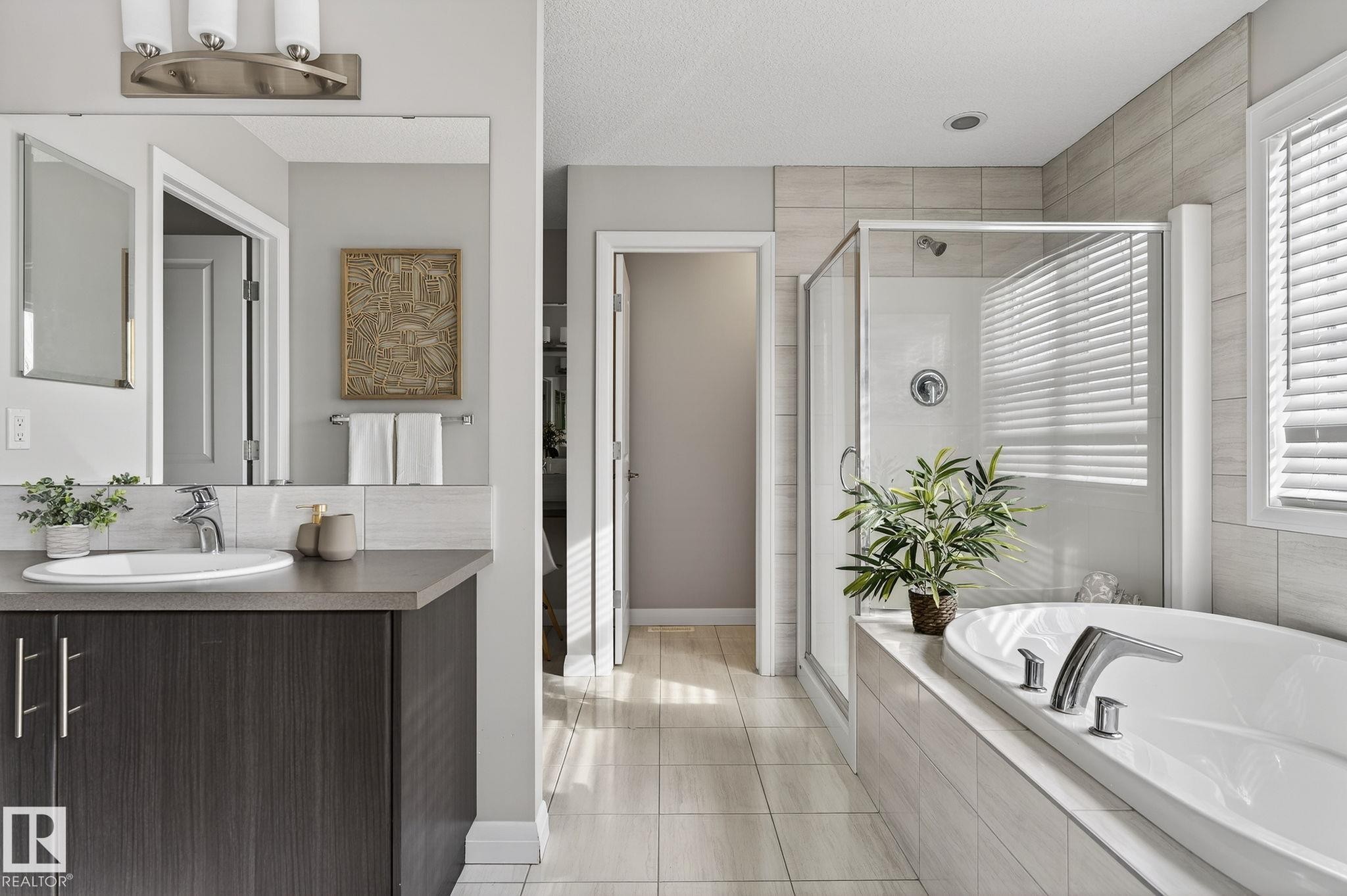 22921 94A Avenue, Edmonton, AB - Indoor Photo Showing Bathroom
