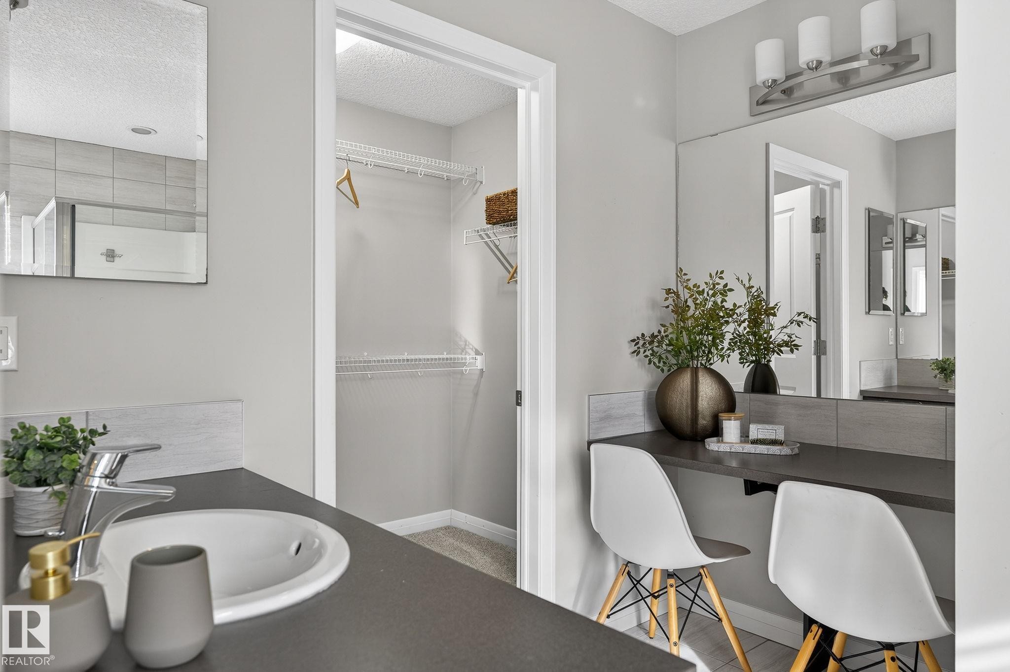 22921 94A Avenue, Edmonton, AB - Indoor Photo Showing Bathroom