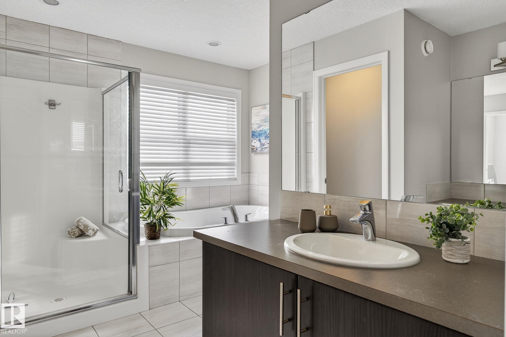 22921 94A Avenue, Edmonton, AB - Indoor Photo Showing Bathroom