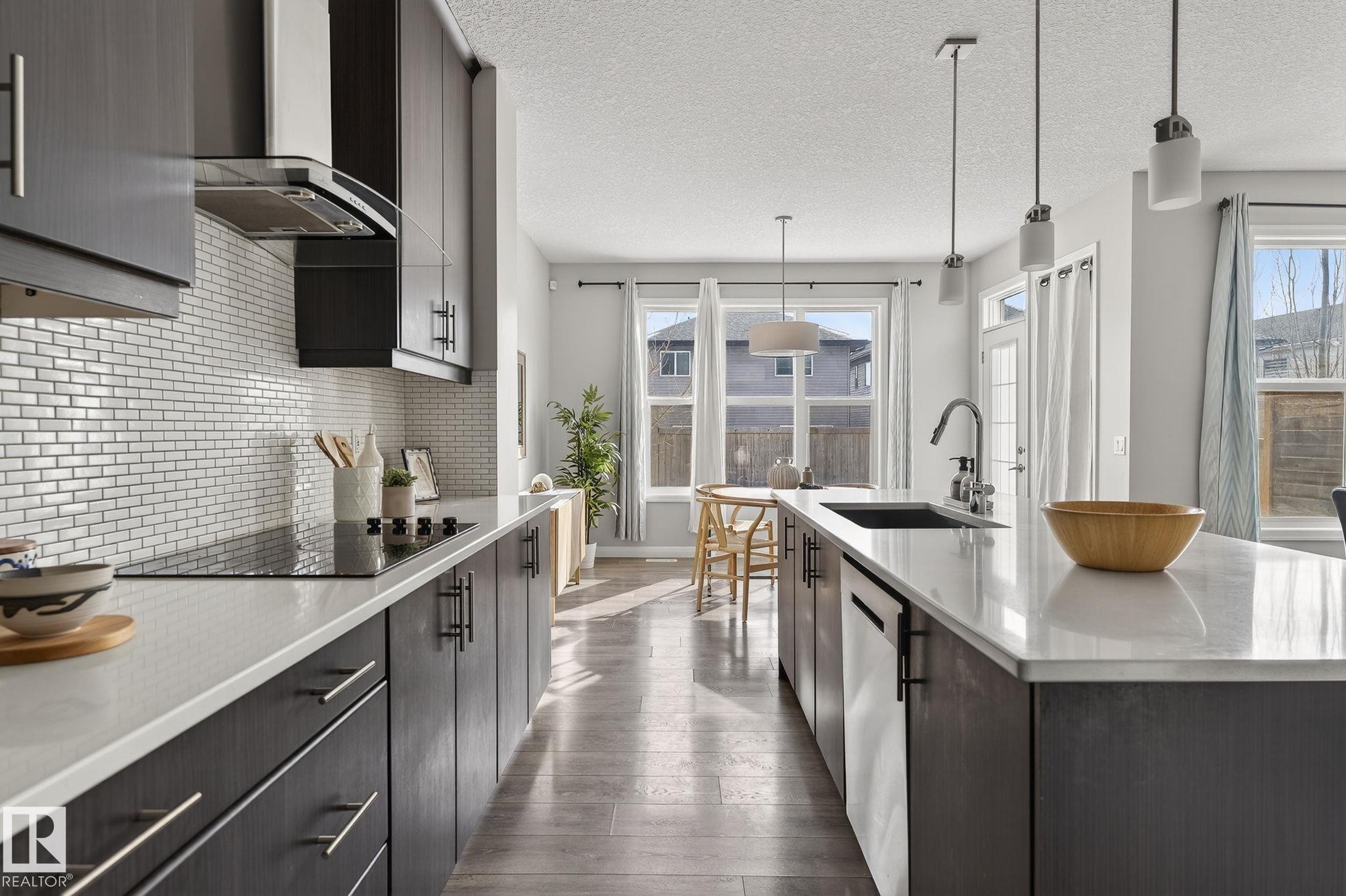 22921 94A Avenue, Edmonton, AB - Indoor Photo Showing Kitchen With Upgraded Kitchen