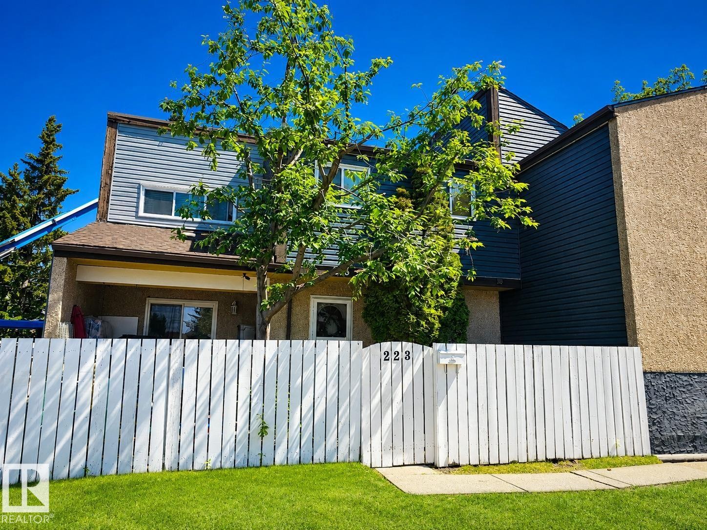 Two-story exterior with horizontal siding and stucco finishes - 223 Kaskitayo Crest, Edmonton, AB - Outdoor