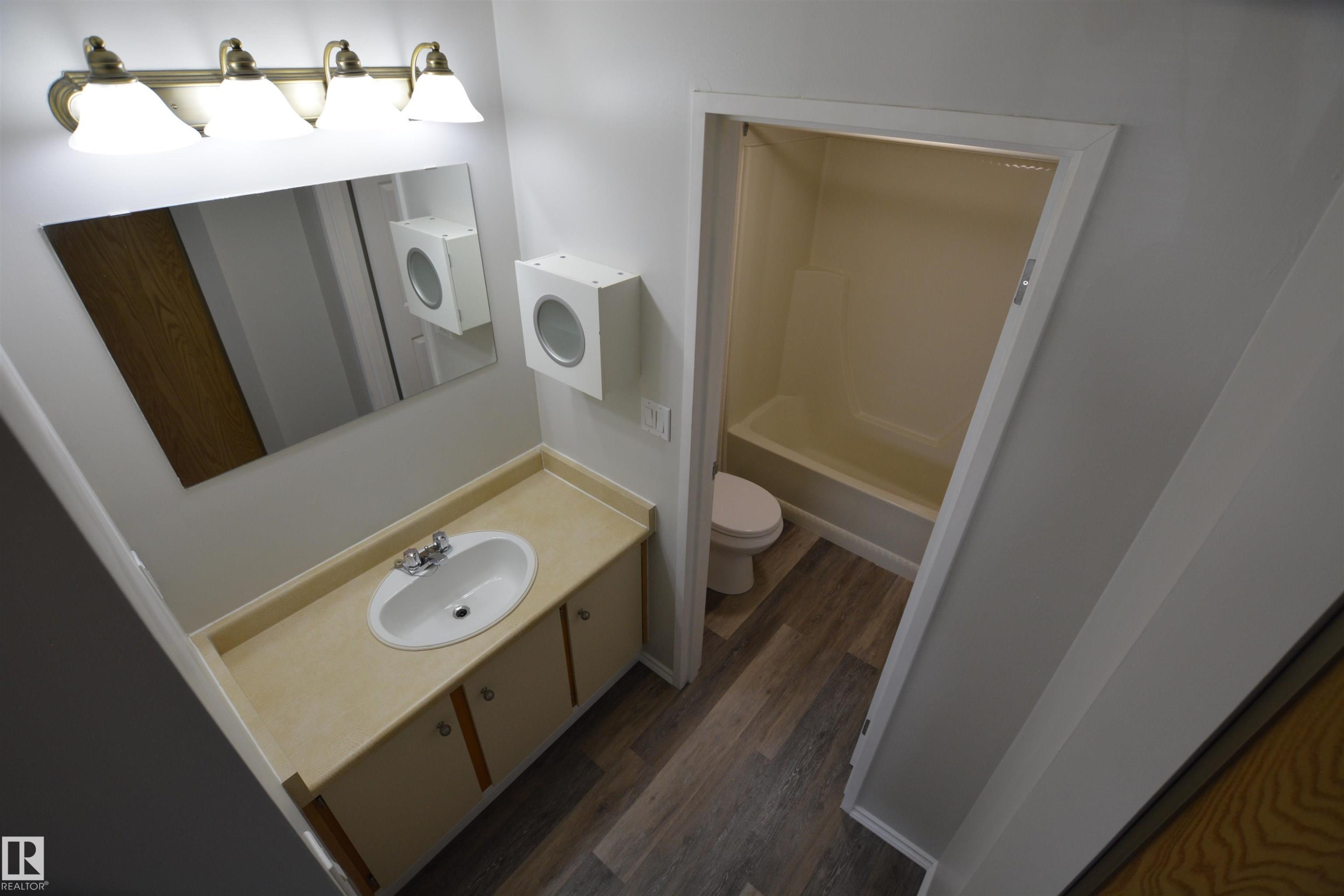 304 10511 19 Avenue, Edmonton, AB - Indoor Photo Showing Bathroom
