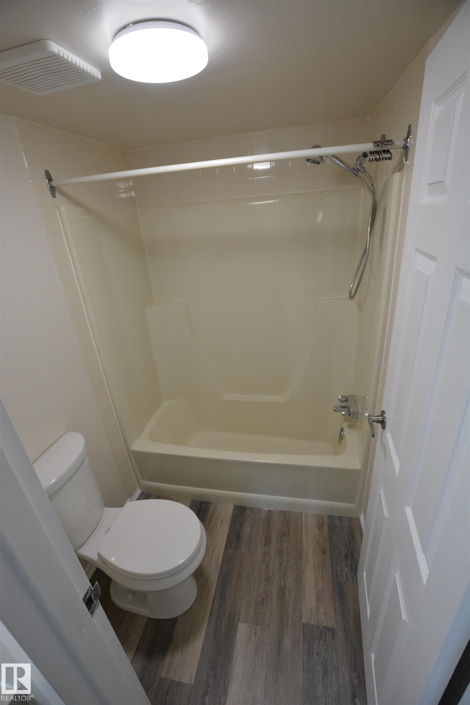304 10511 19 Avenue, Edmonton, AB - Indoor Photo Showing Bathroom