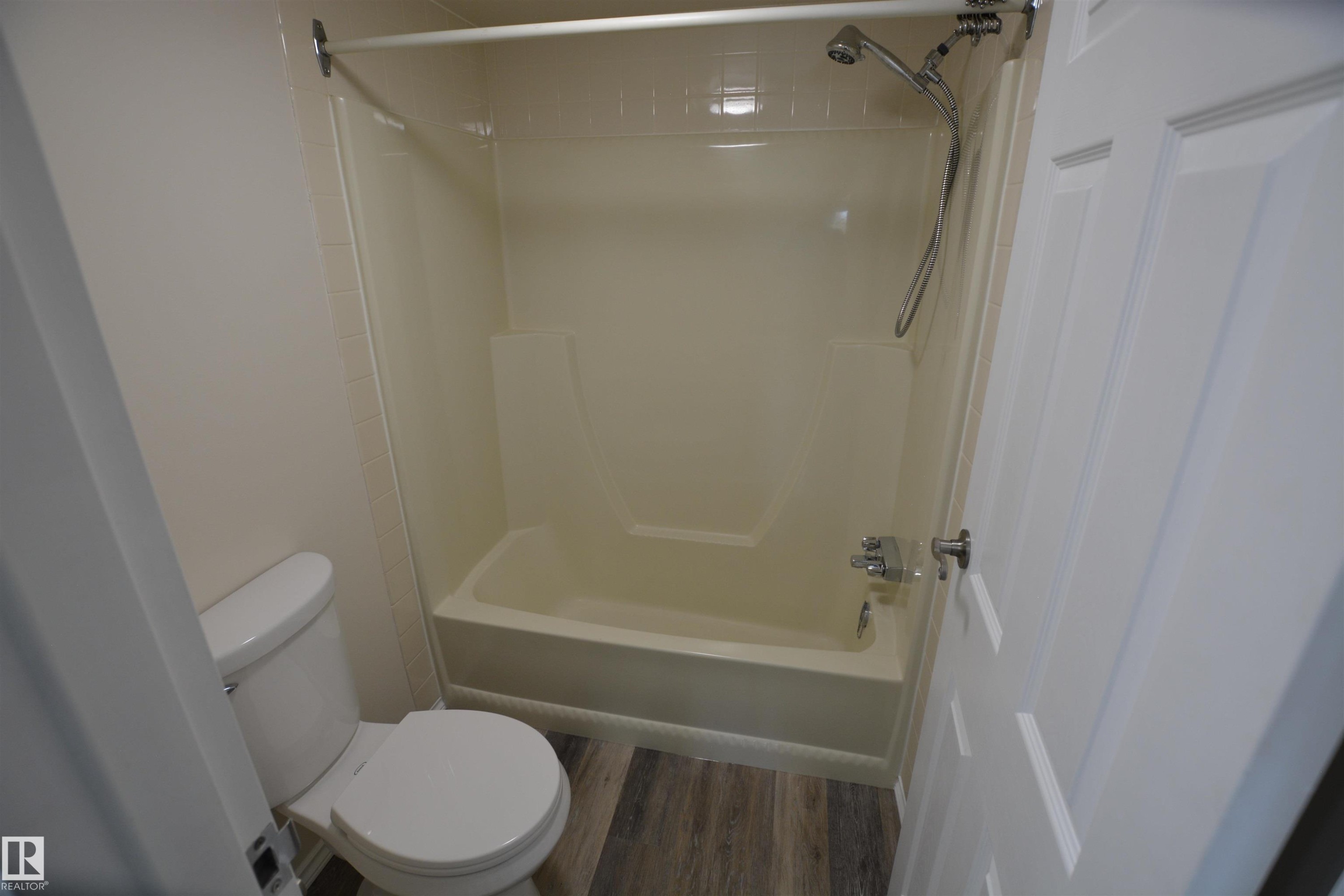 304 10511 19 Avenue, Edmonton, AB - Indoor Photo Showing Bathroom