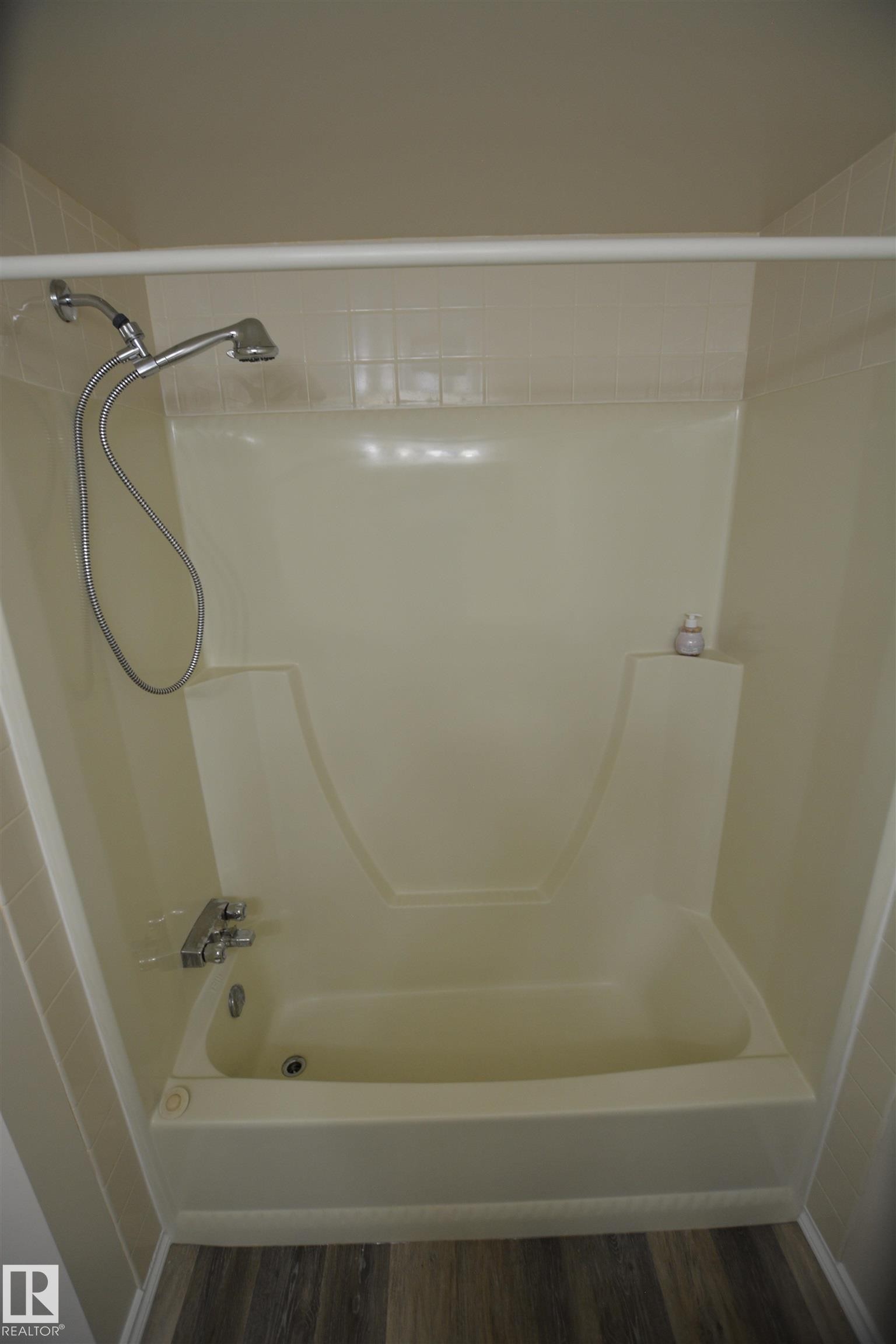 304 10511 19 Avenue, Edmonton, AB - Indoor Photo Showing Bathroom