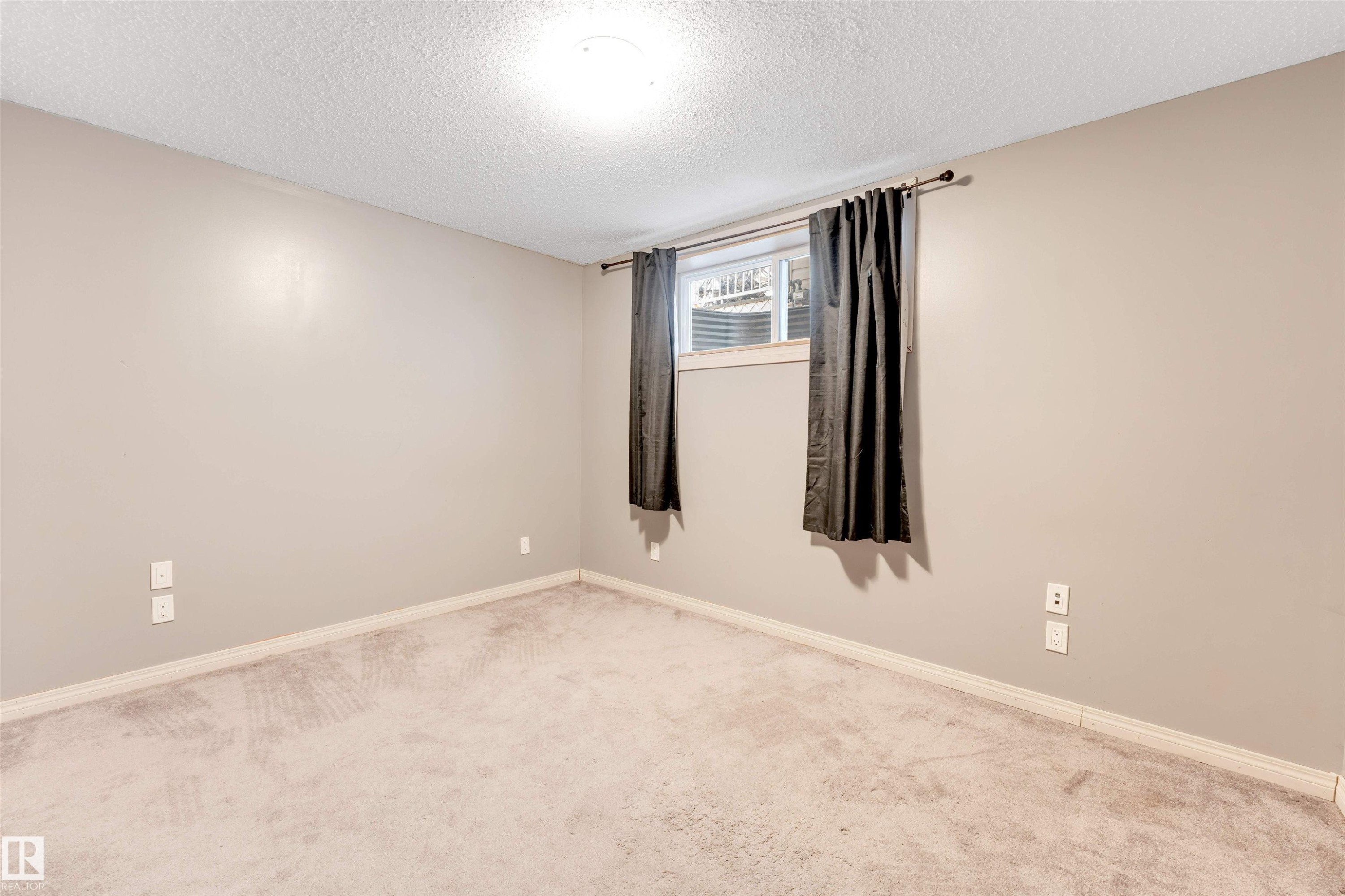 Empty room with a textured ceiling and carpet flooring - 1157 37 Avenue, Edmonton, AB - Indoor Photo Showing Other Room