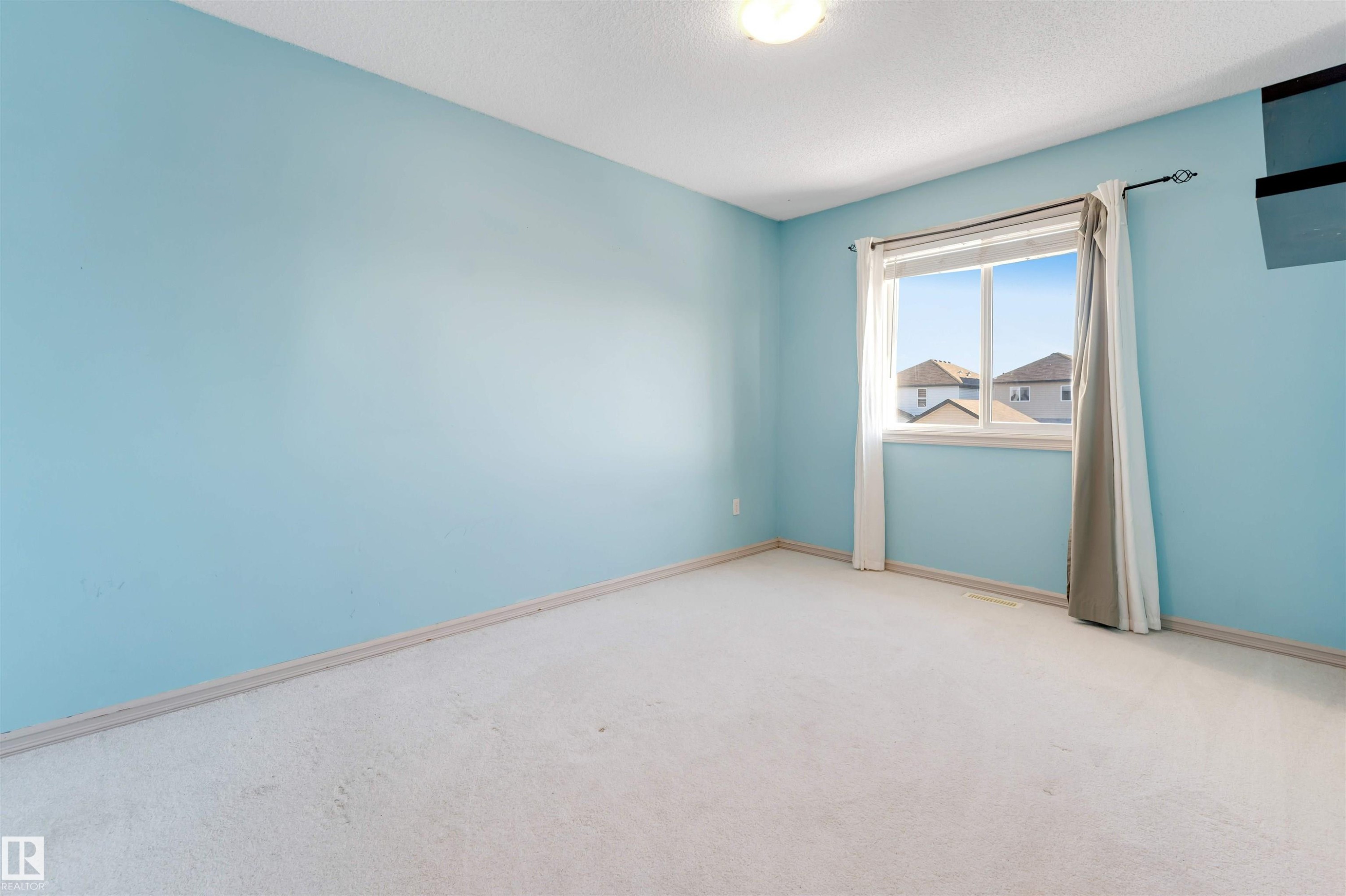 Empty room featuring light carpet and a textured ceiling - 1157 37 Avenue, Edmonton, AB - Indoor Photo Showing Other Room