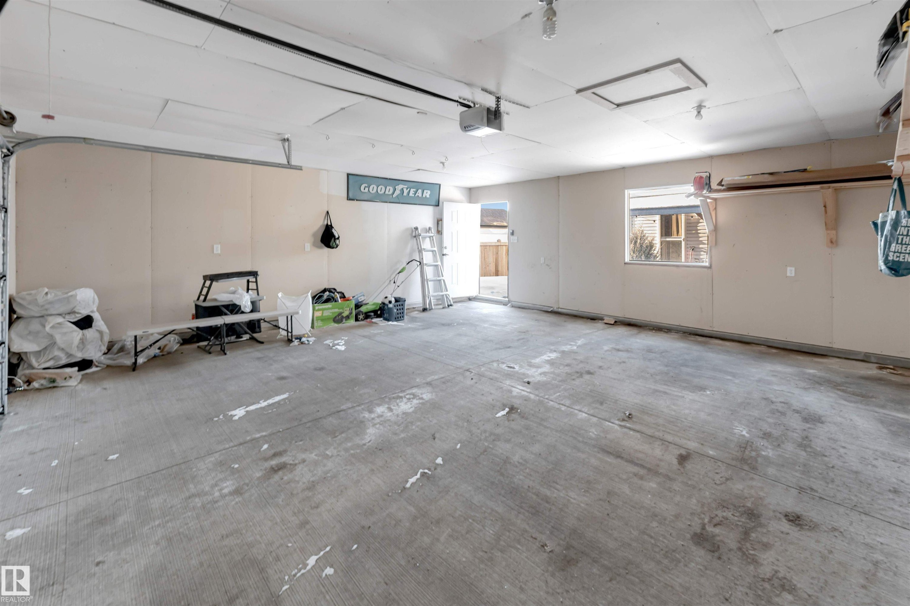 View of garage - 1157 37 Avenue, Edmonton, AB - Indoor Photo Showing Garage