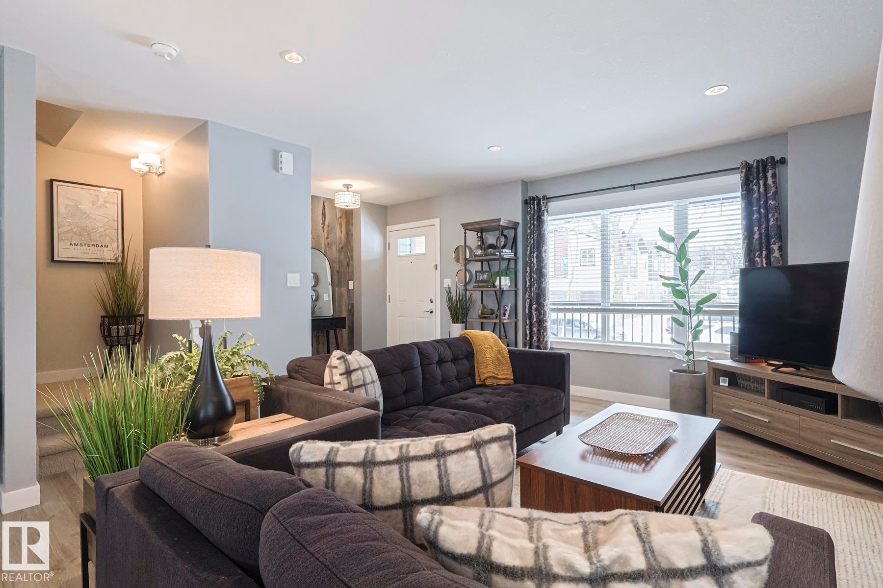 12209 103 Street, Edmonton, AB - Indoor Photo Showing Living Room
