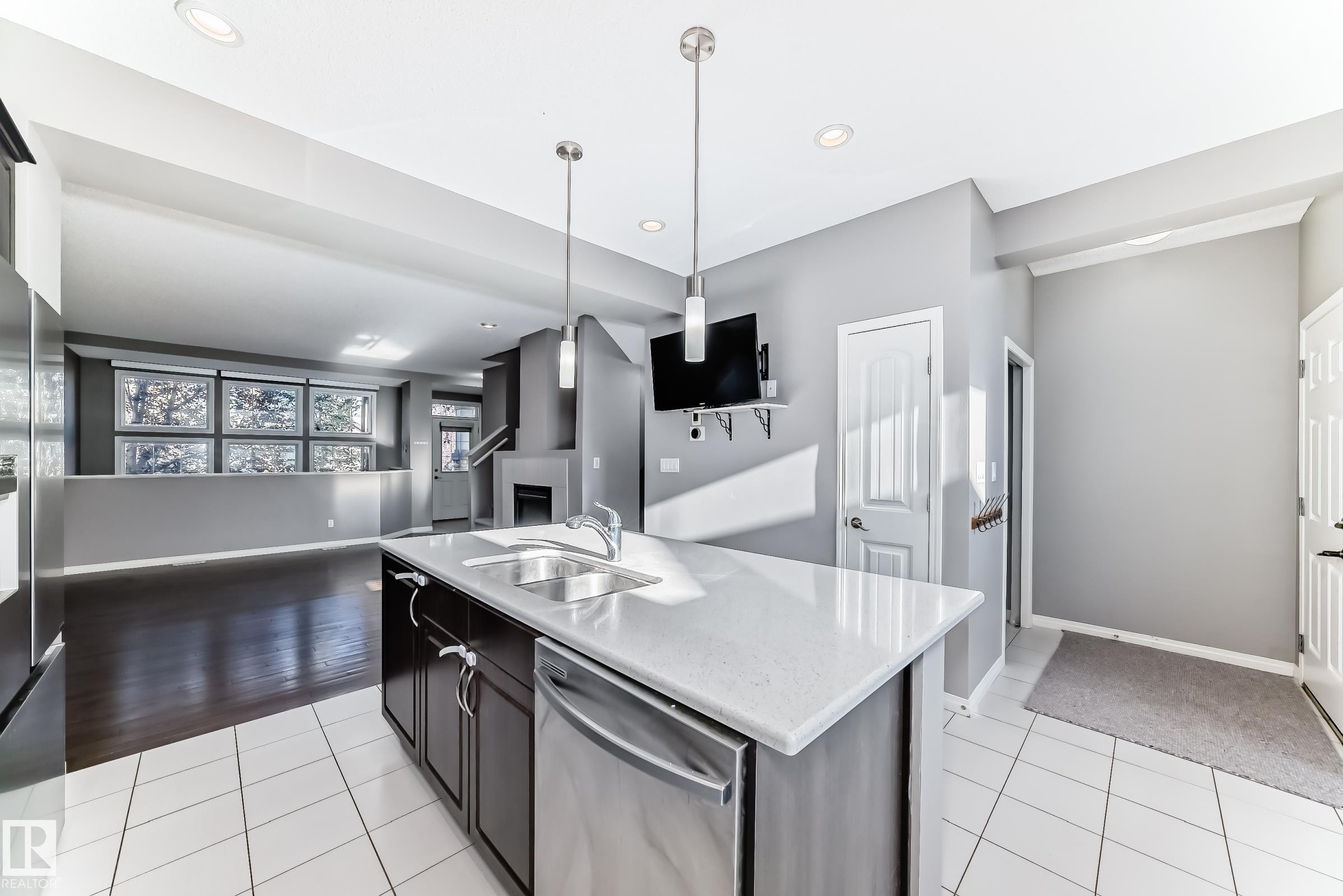 3116 Arthurs Crescent, Edmonton, AB - Indoor Photo Showing Kitchen With Double Sink