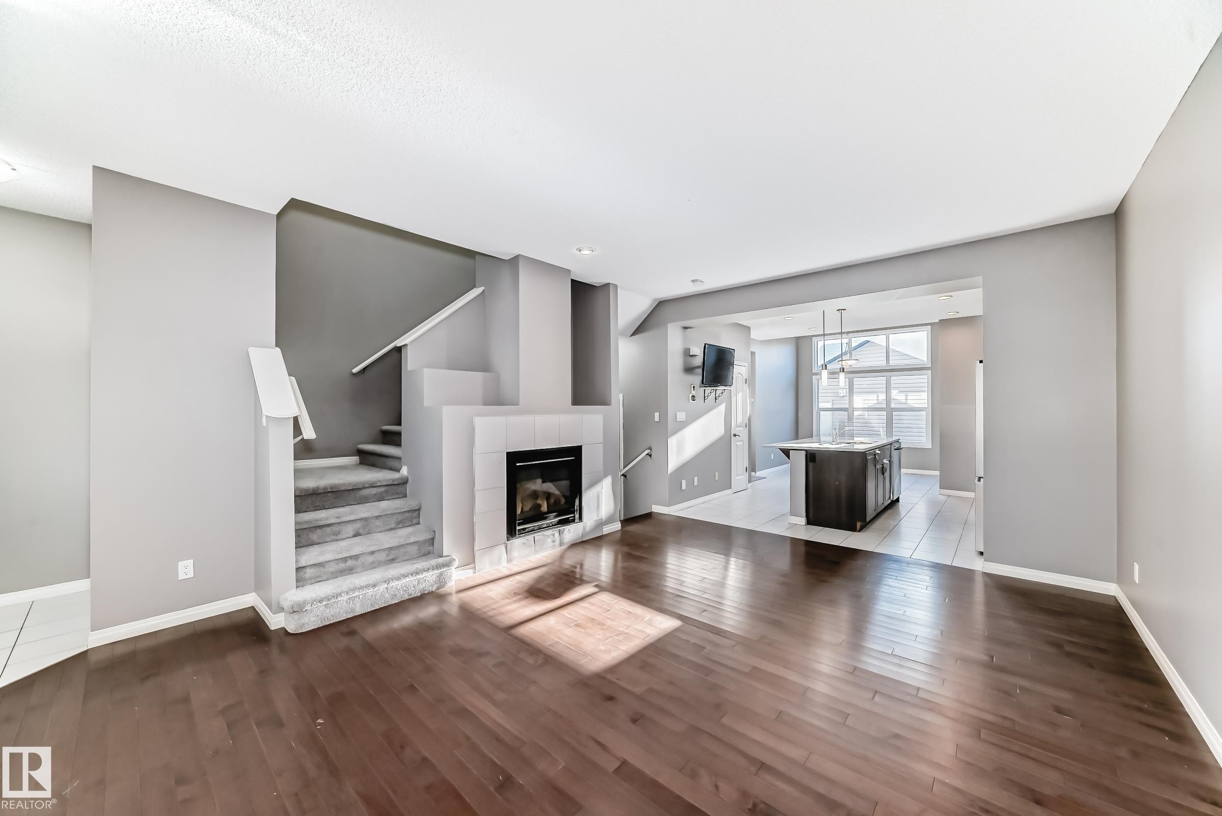 3116 Arthurs Crescent, Edmonton, AB - Indoor Photo Showing Living Room With Fireplace
