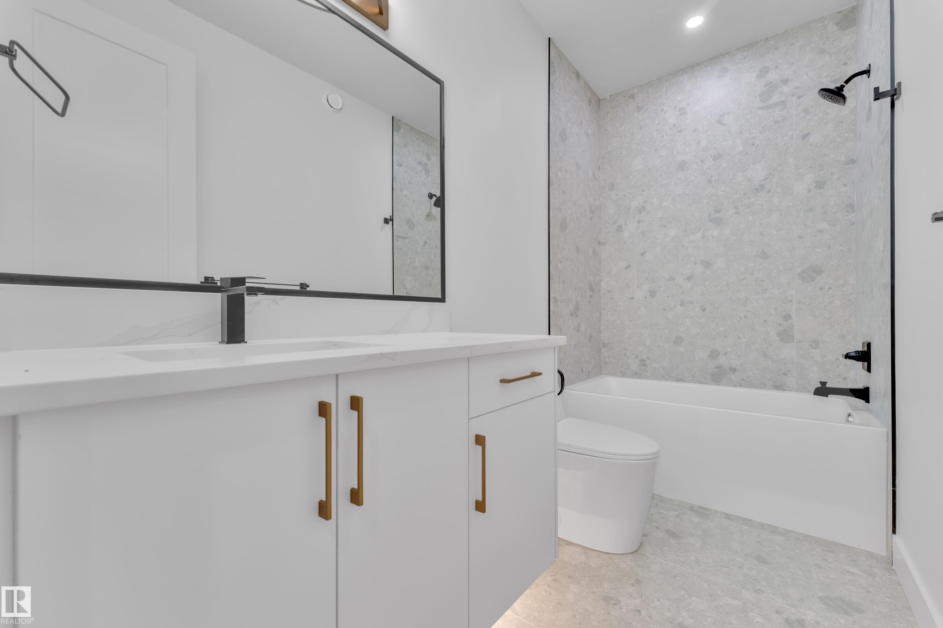 8458 Mayday Link Sw, Edmonton, AB - Indoor Photo Showing Bathroom