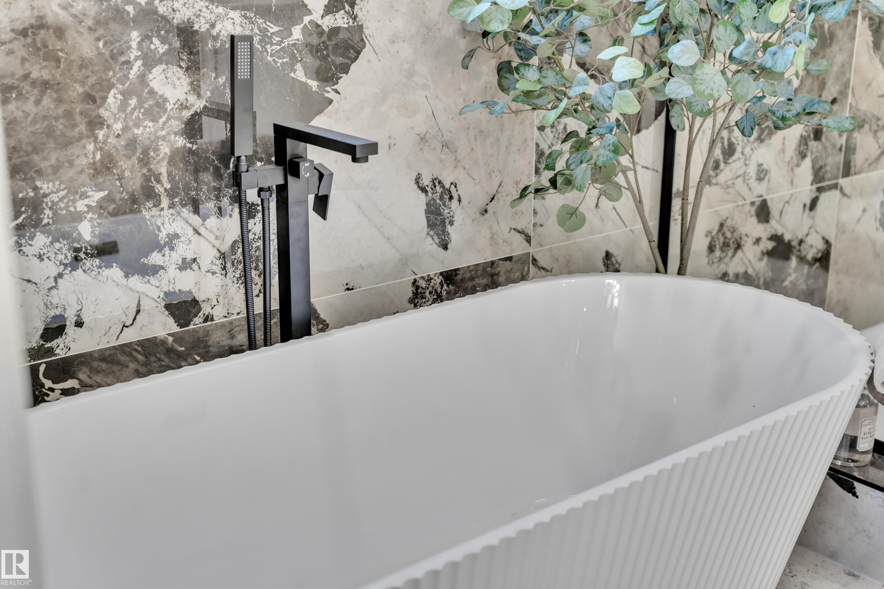 8458 Mayday Link Sw, Edmonton, AB - Indoor Photo Showing Bathroom