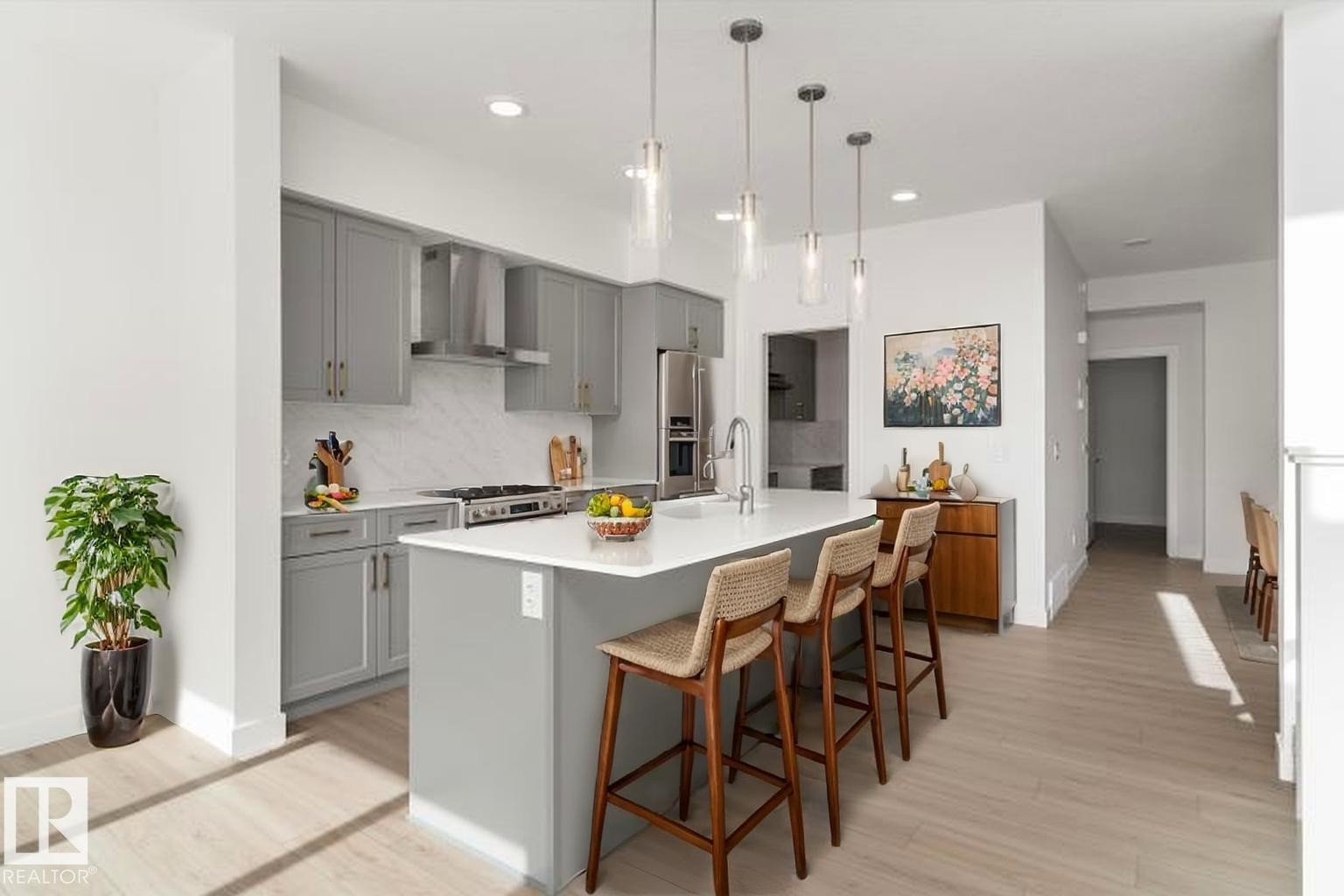943 18 Avenue, Edmonton, AB - Indoor Photo Showing Kitchen With Upgraded Kitchen
