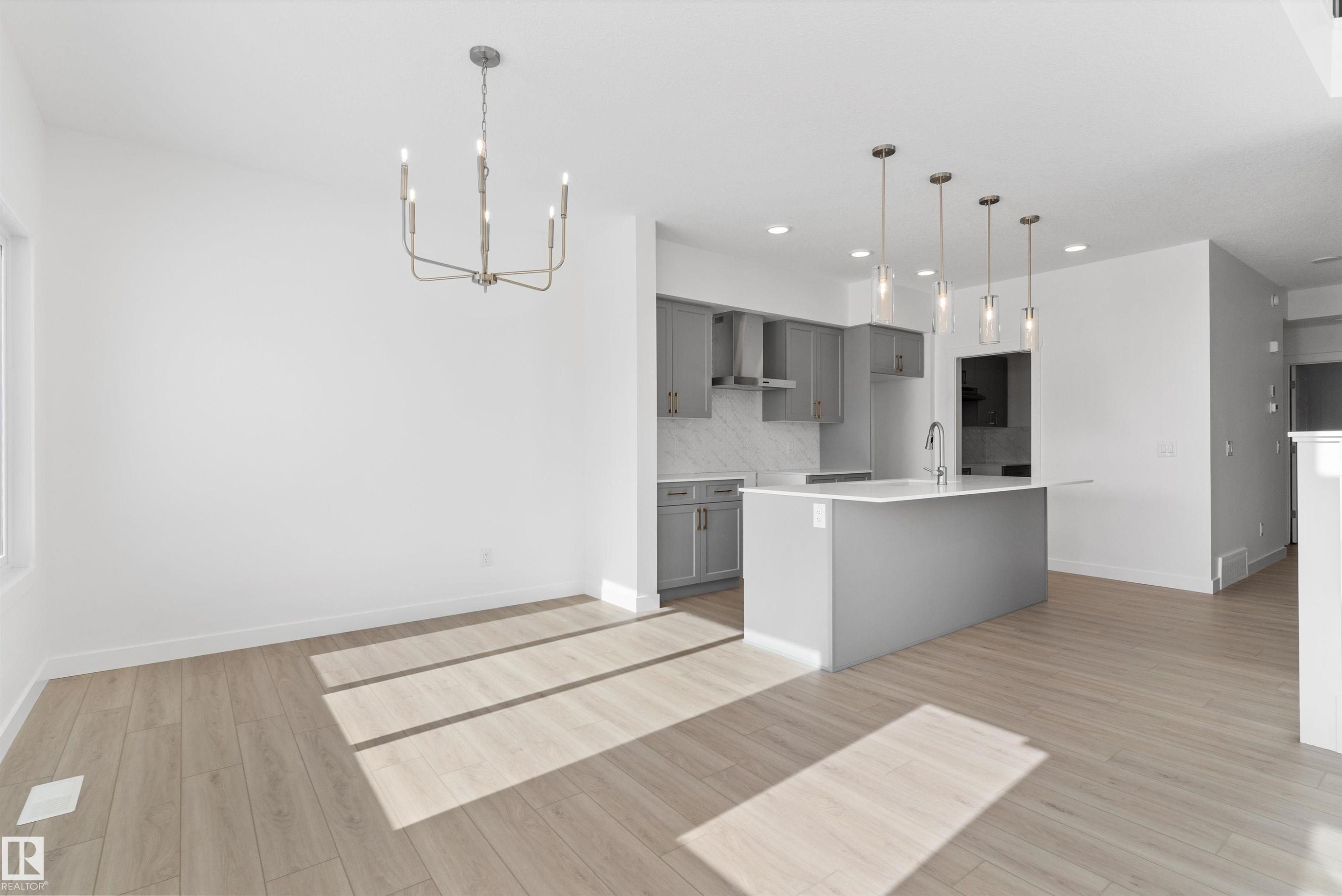 943 18 Avenue, Edmonton, AB - Indoor Photo Showing Kitchen With Upgraded Kitchen