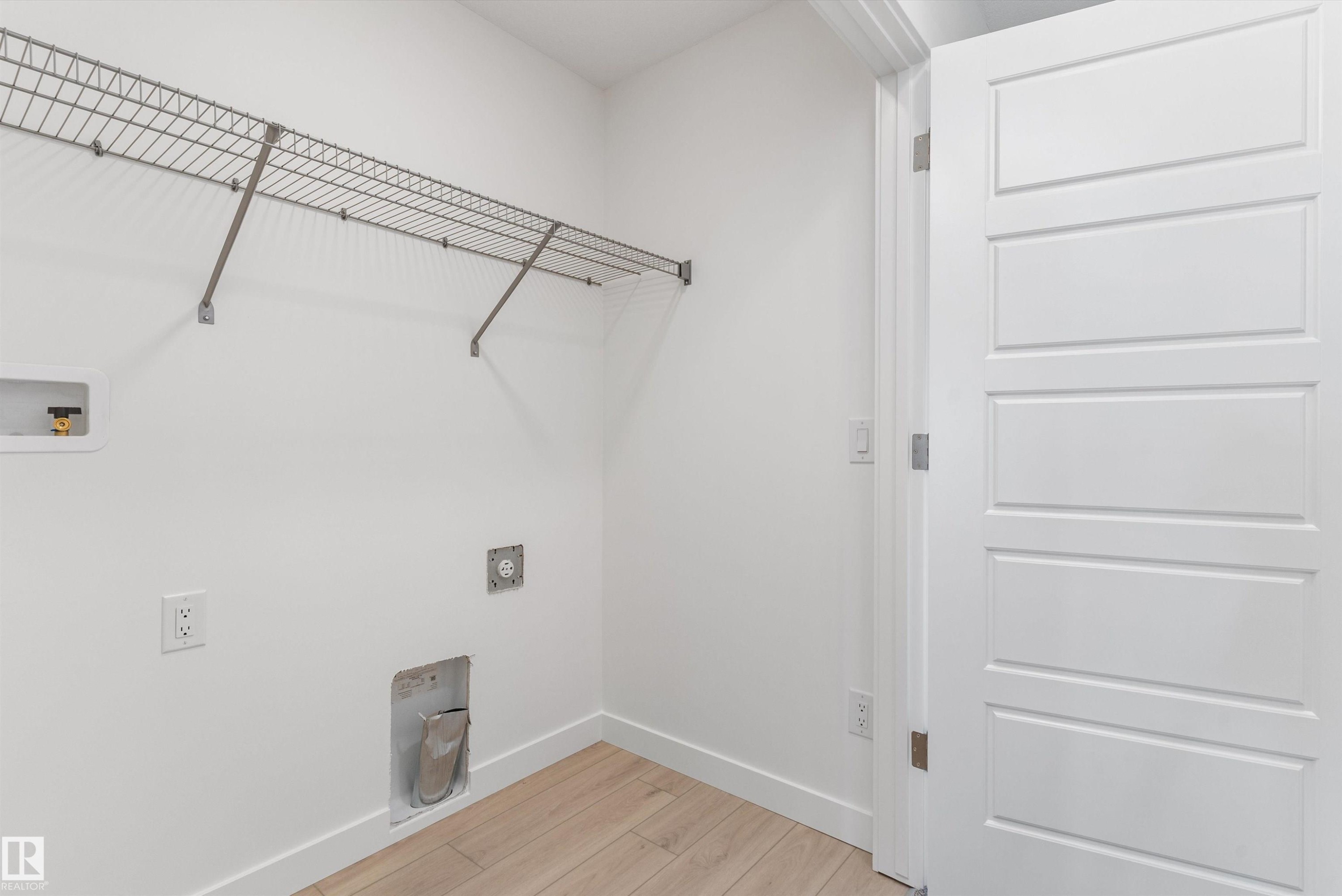 943 18 Avenue, Edmonton, AB - Indoor With Storage