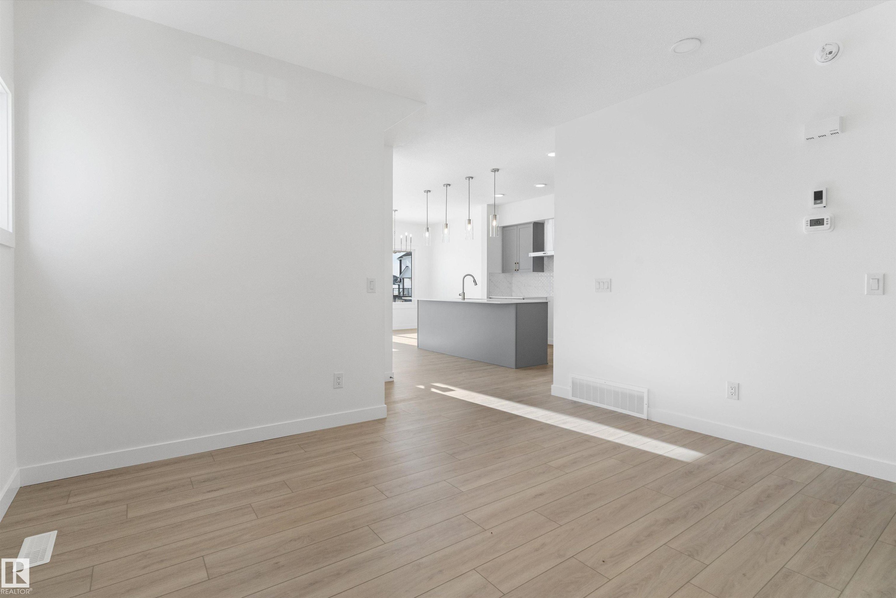 943 18 Avenue, Edmonton, AB - Indoor Photo Showing Other Room