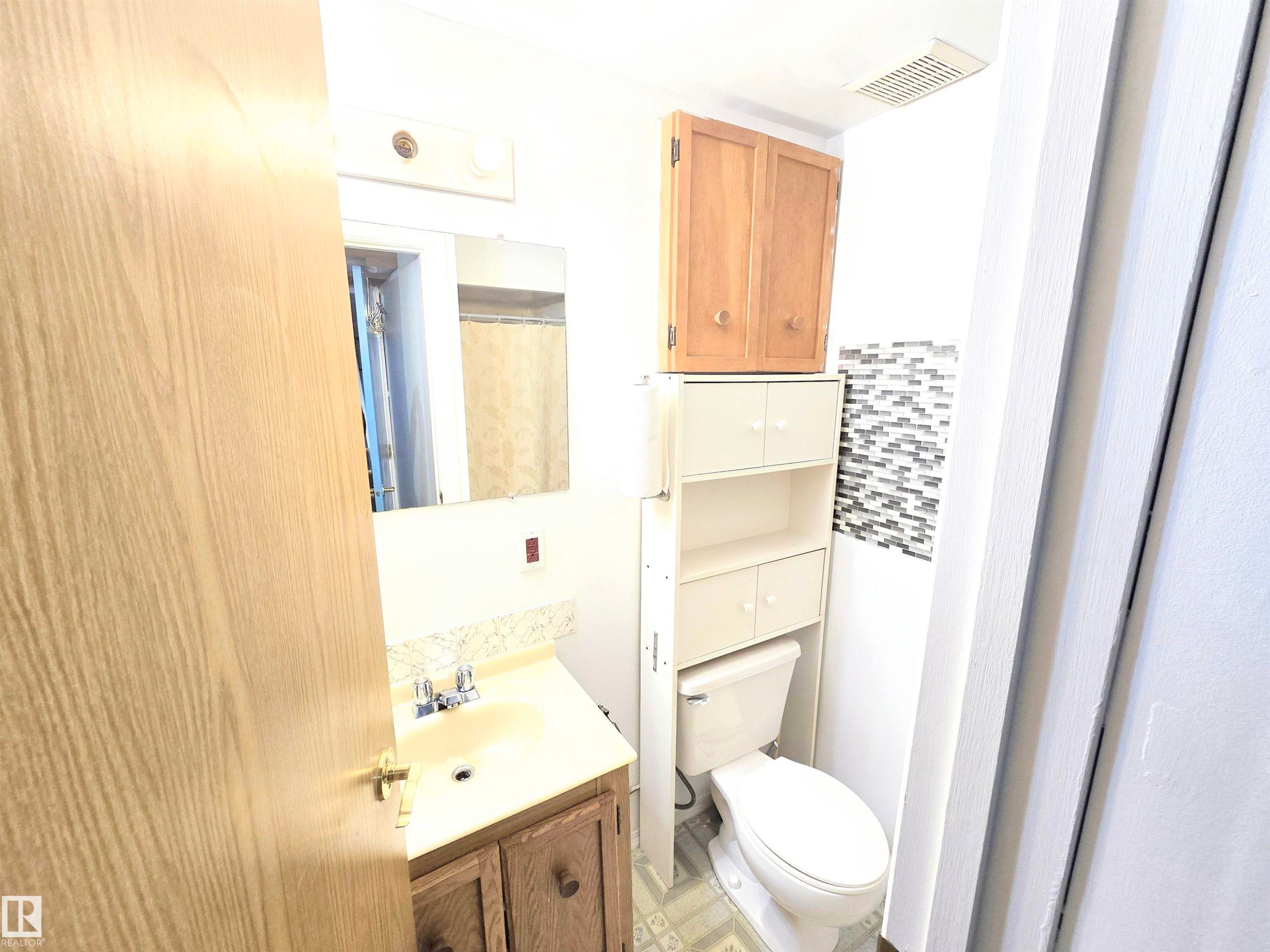 Full bath with backsplash, a shower with shower curtain, and vanity - 80 Amberly Crest, Edmonton, AB - Indoor Photo Showing Bathroom