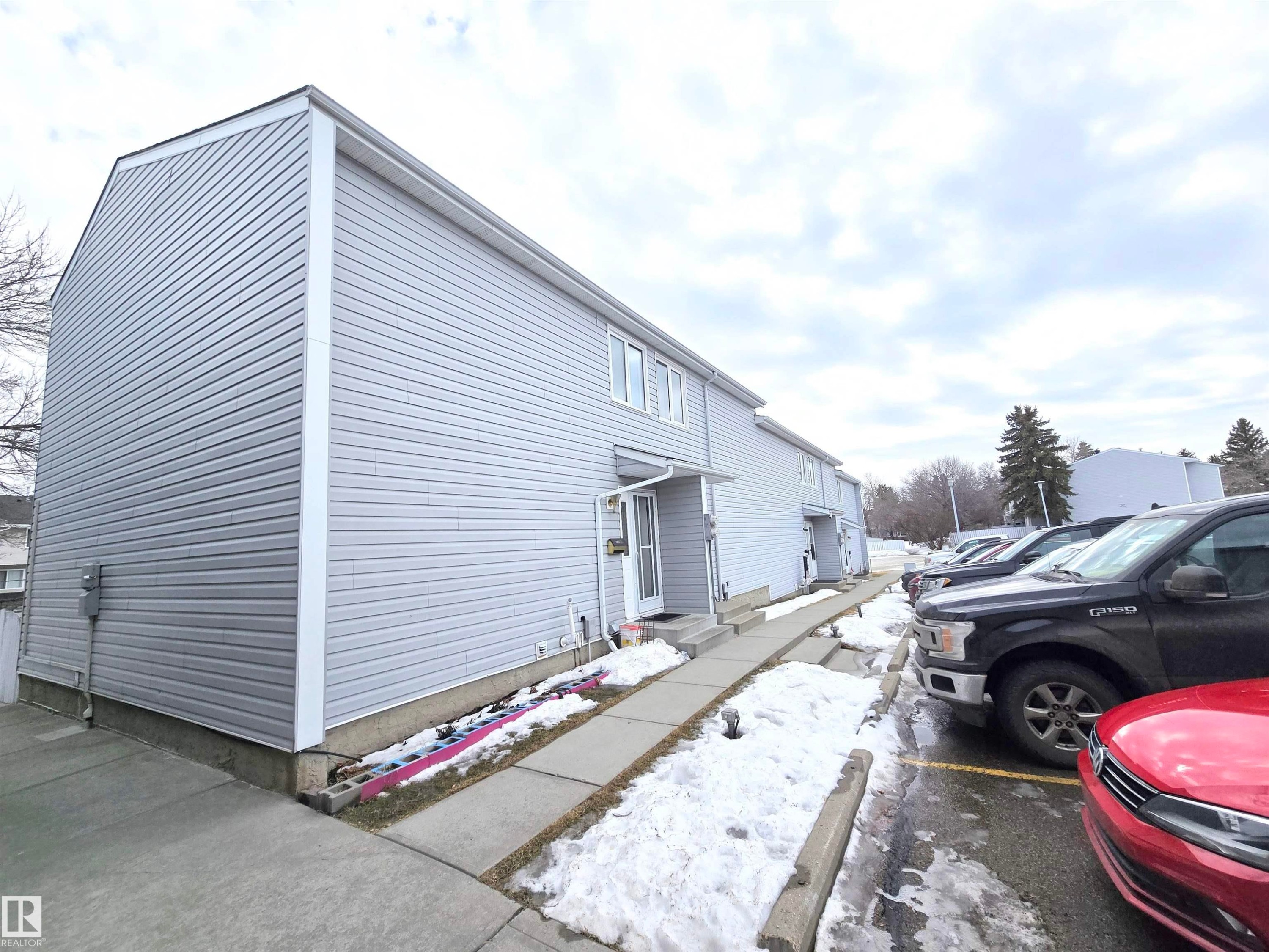 View of side of home featuring uncovered parking - 80 Amberly Crest, Edmonton, AB - Outdoor With Exterior