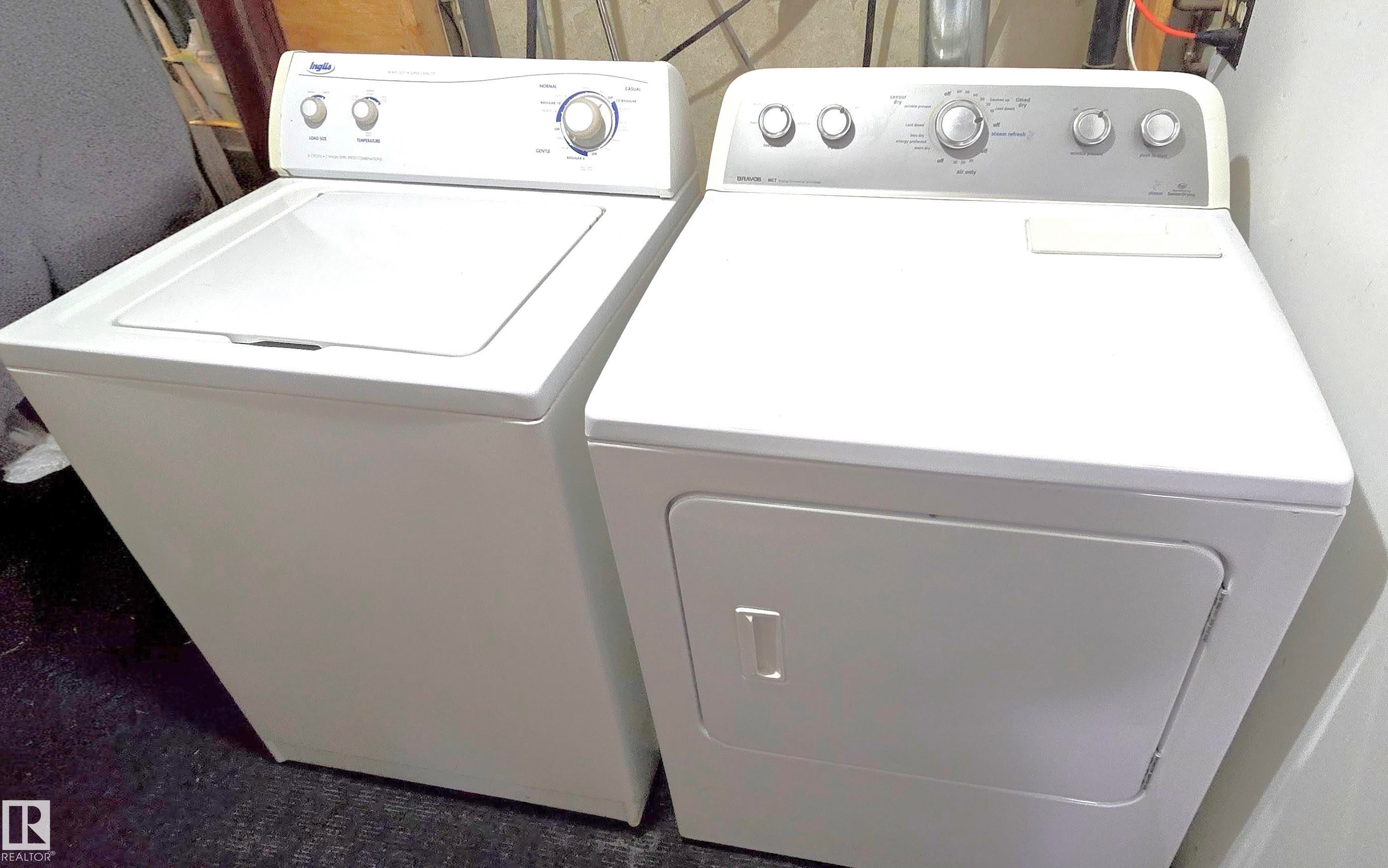 Laundry area with separate washer and dryer - 80 Amberly Crest, Edmonton, AB - Indoor Photo Showing Laundry Room