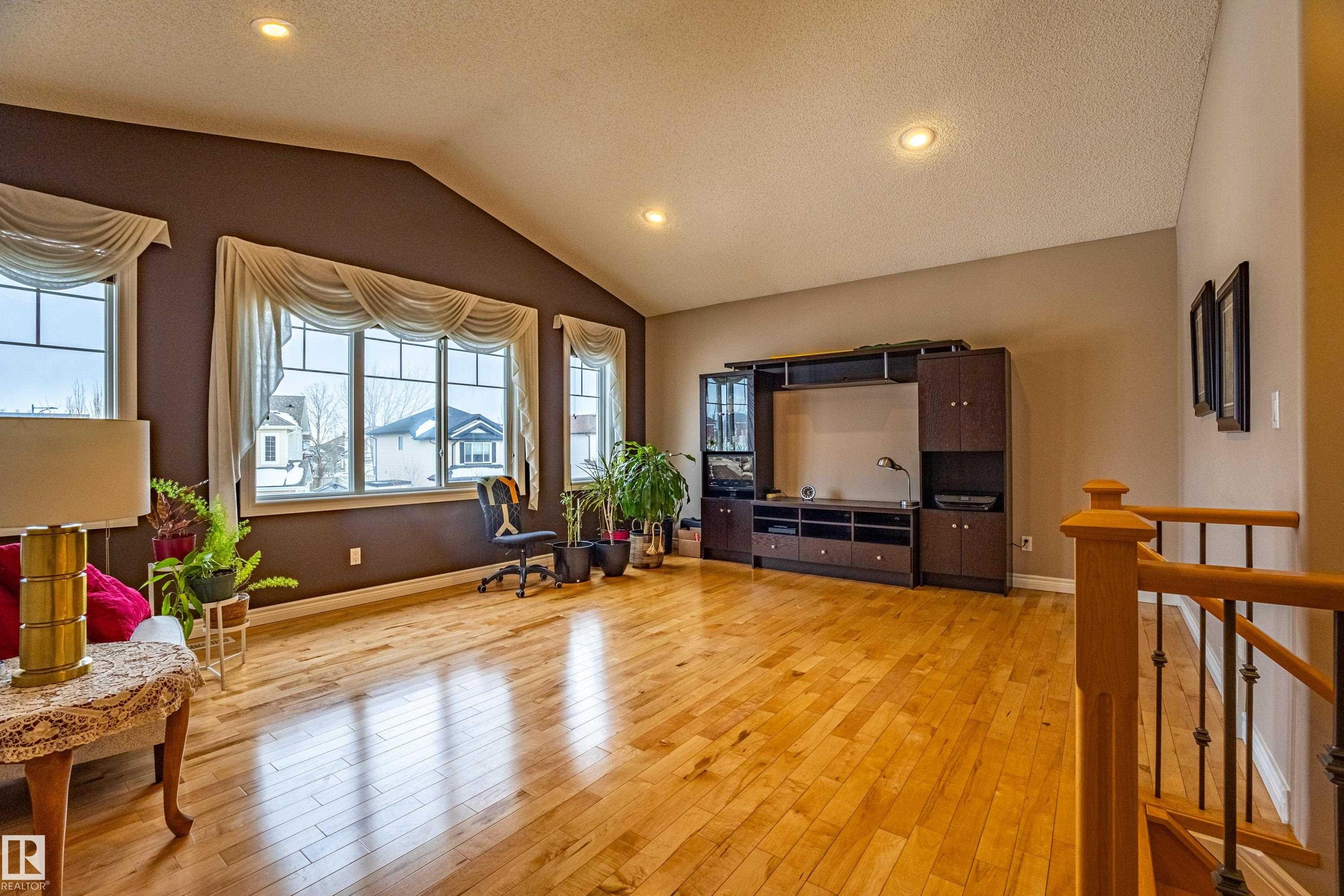 2721 Miles Place, Edmonton, AB - Indoor