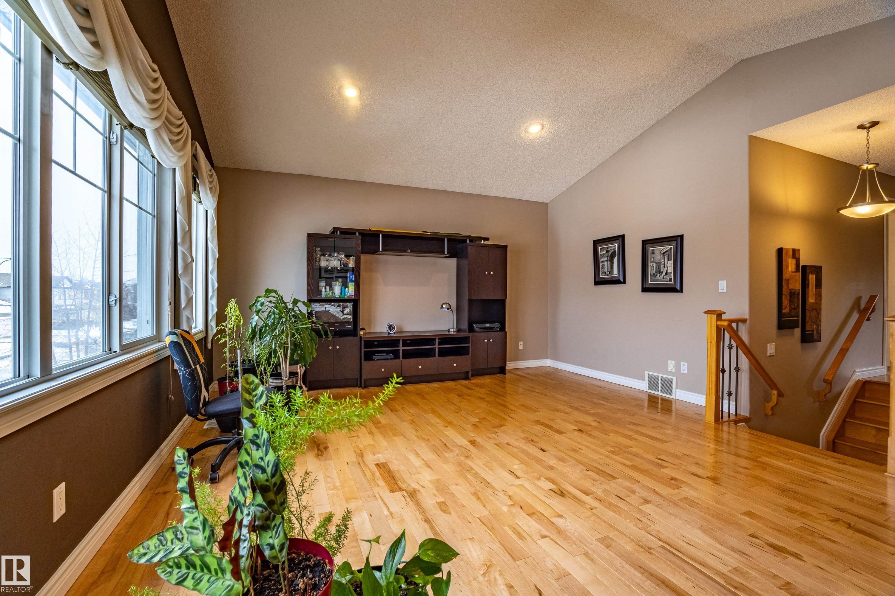 2721 Miles Place, Edmonton, AB - Indoor