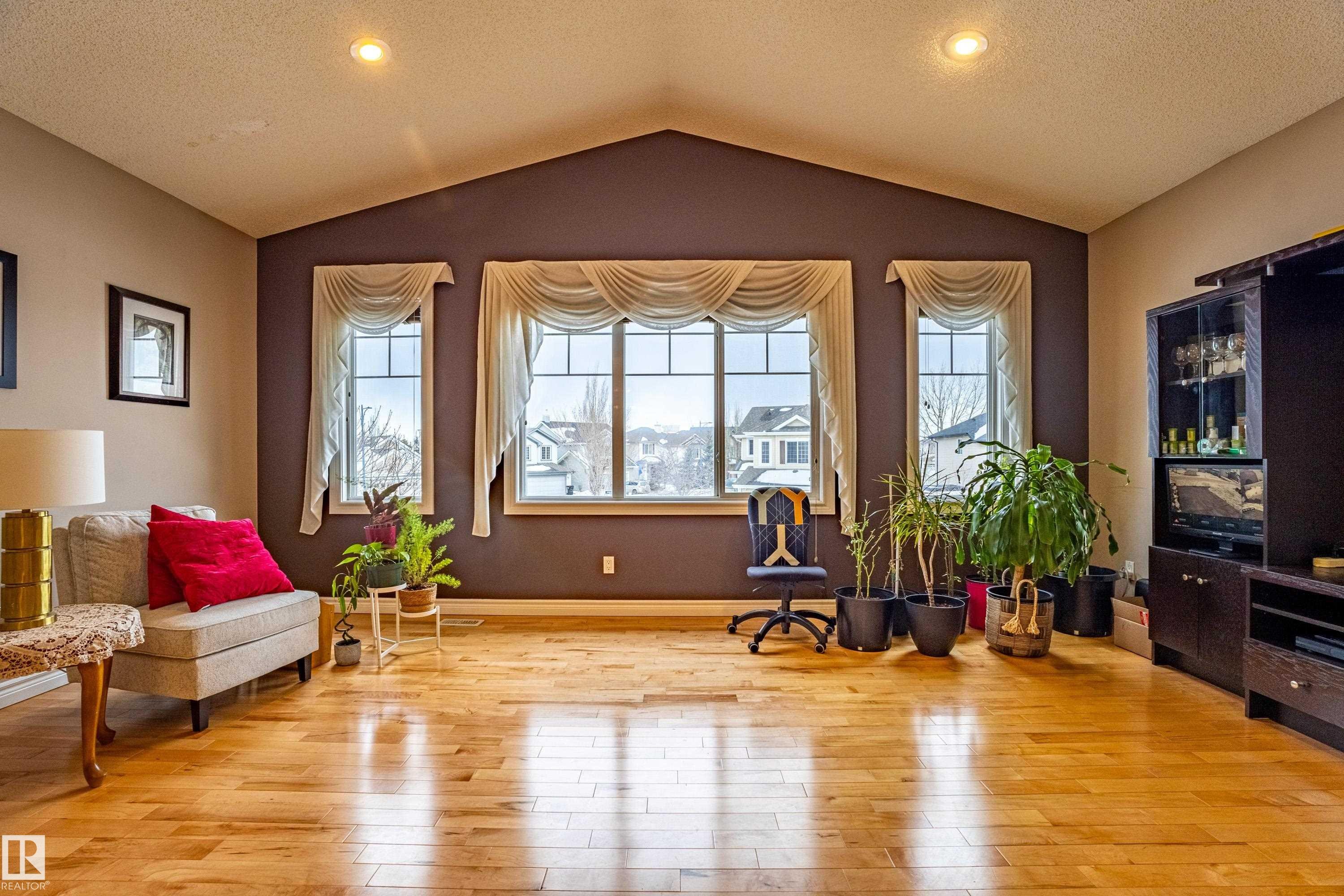 2721 Miles Place, Edmonton, AB - Indoor