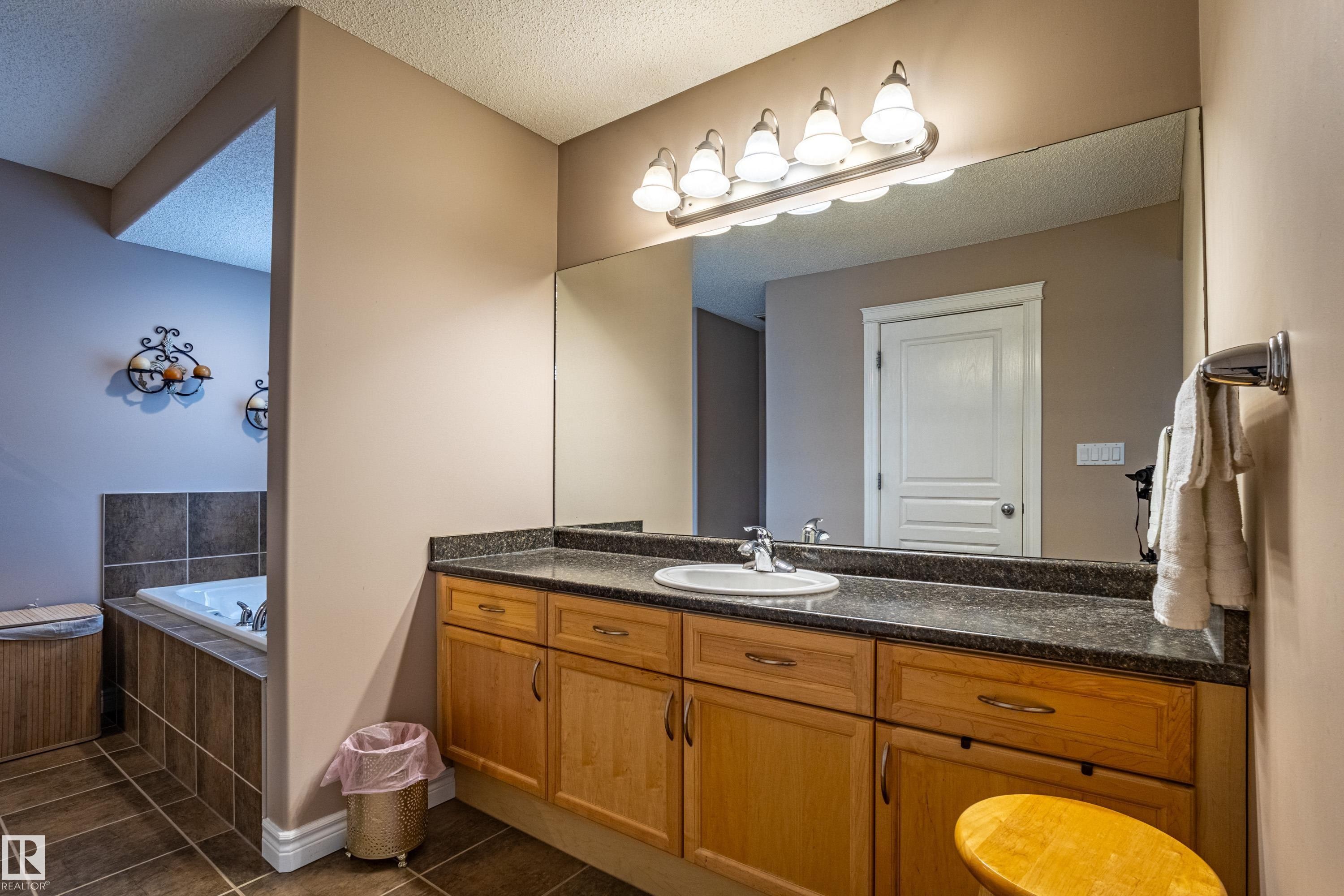 2721 Miles Place, Edmonton, AB - Indoor Photo Showing Bathroom
