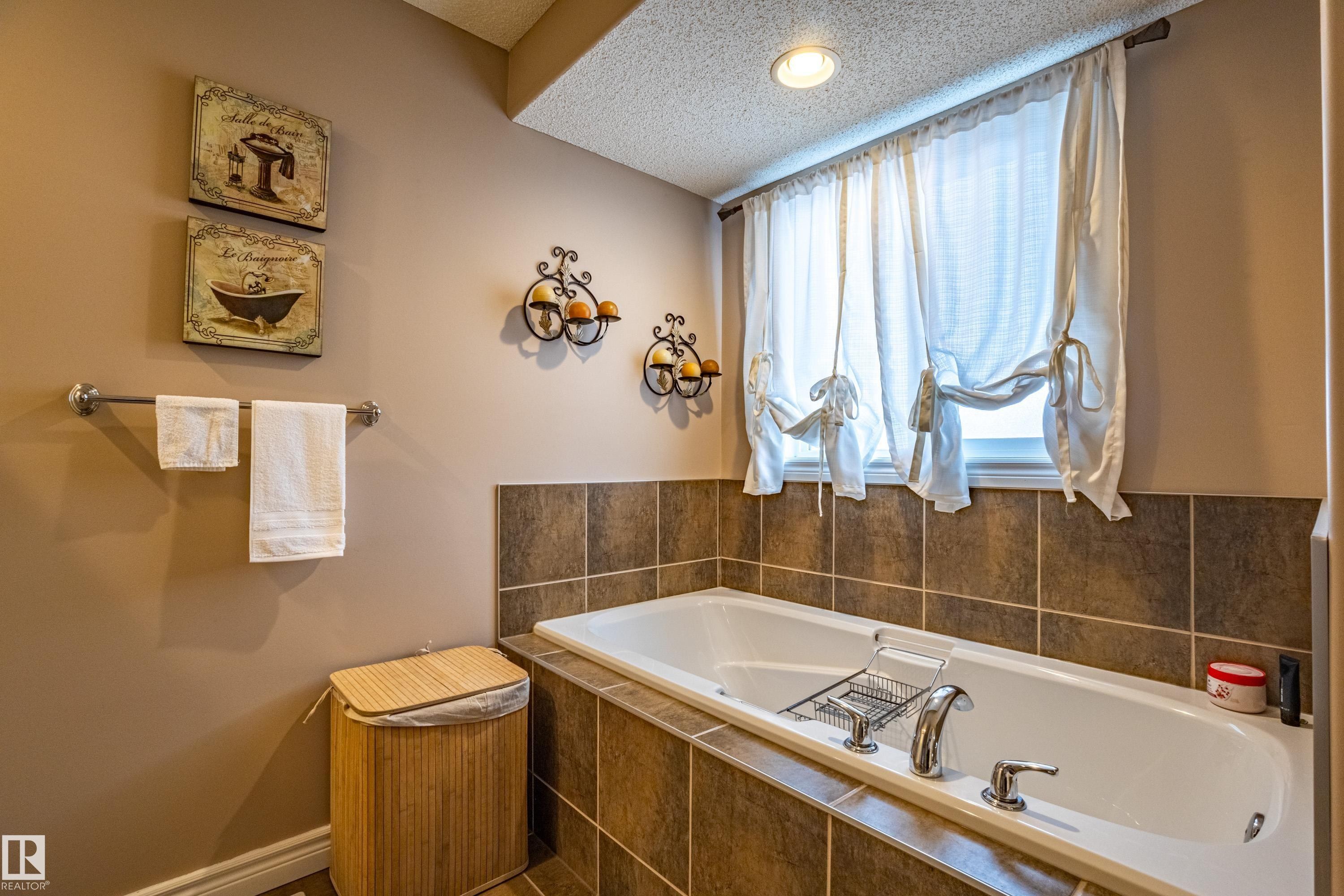 2721 Miles Place, Edmonton, AB - Indoor Photo Showing Bathroom