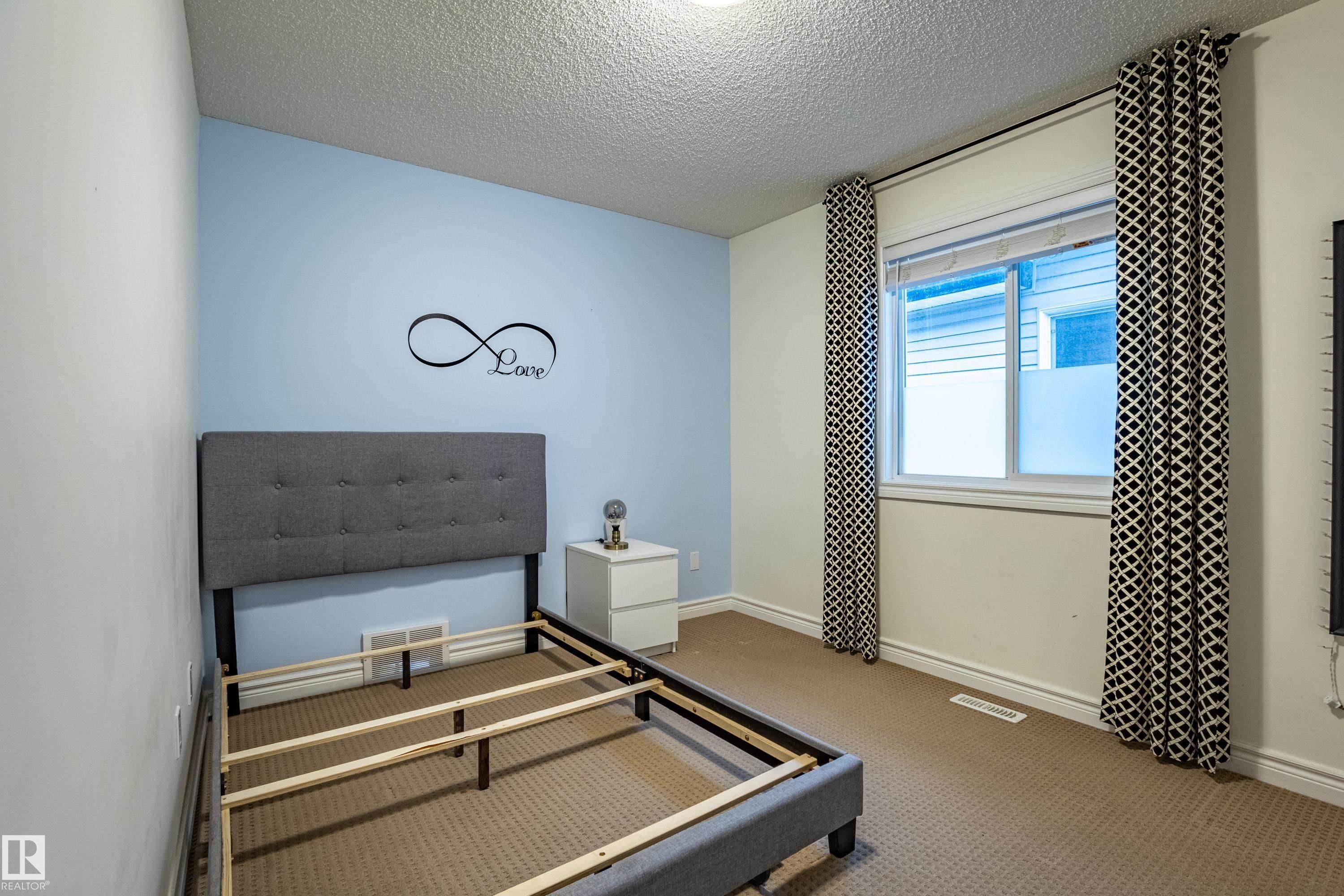 2721 Miles Place, Edmonton, AB - Indoor