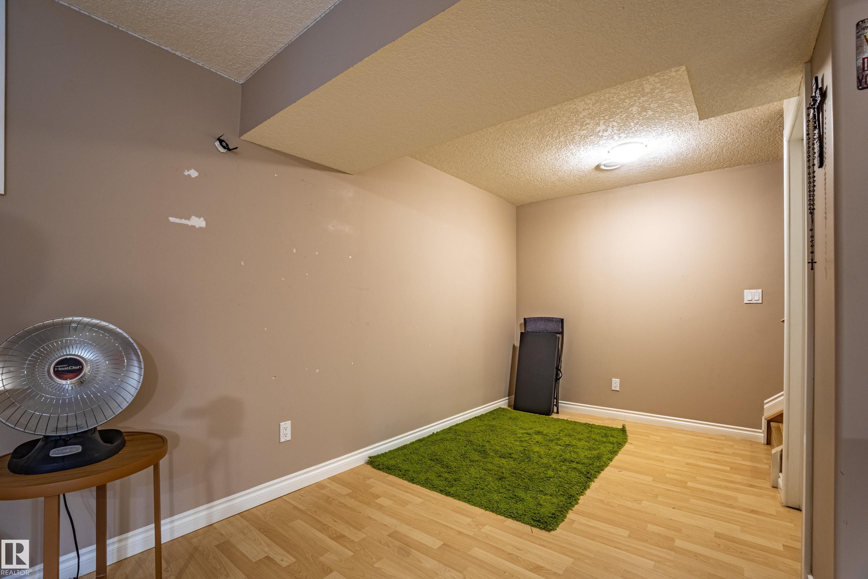 2721 Miles Place, Edmonton, AB - Indoor Photo Showing Other Room