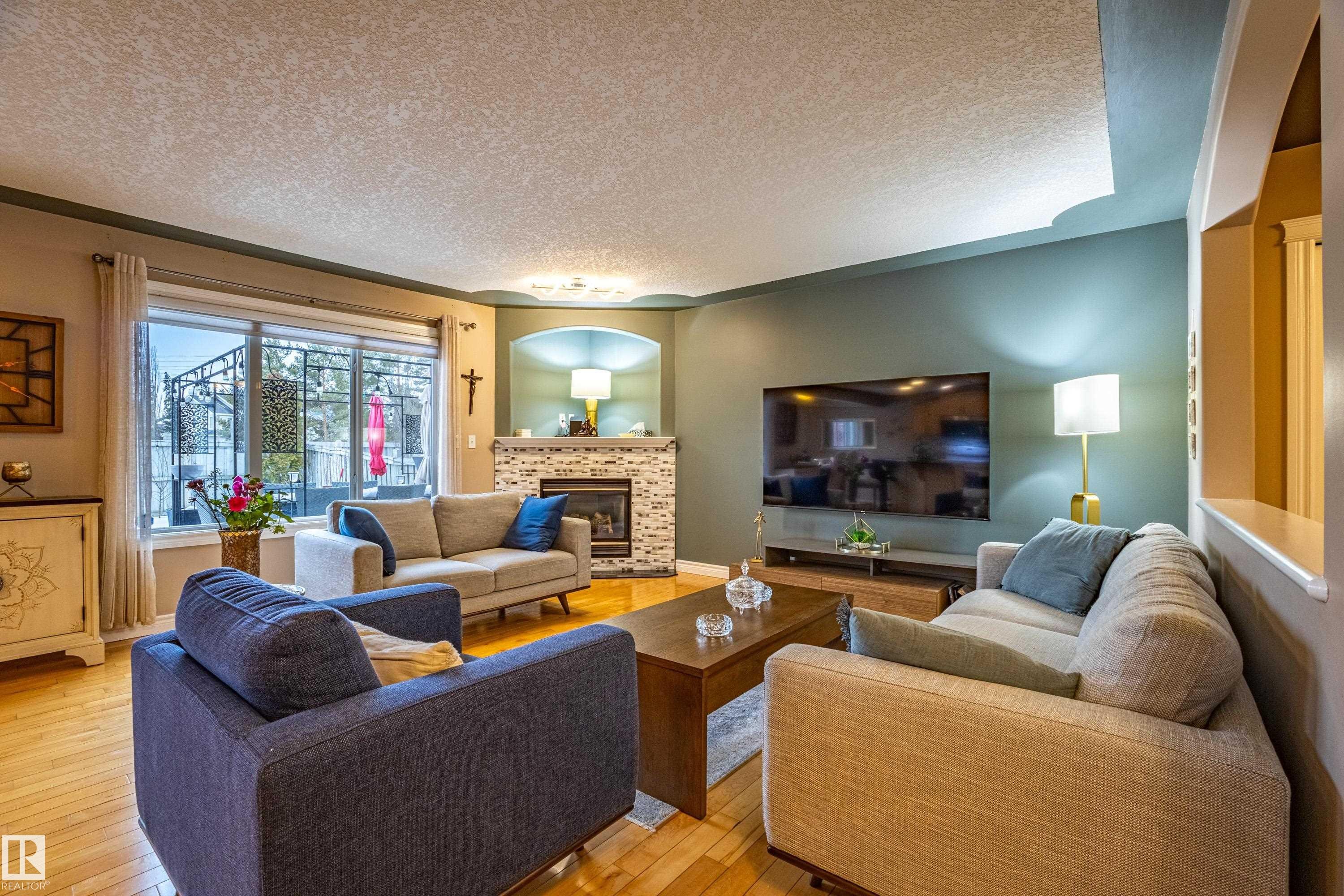 2721 Miles Place, Edmonton, AB - Indoor Photo Showing Living Room