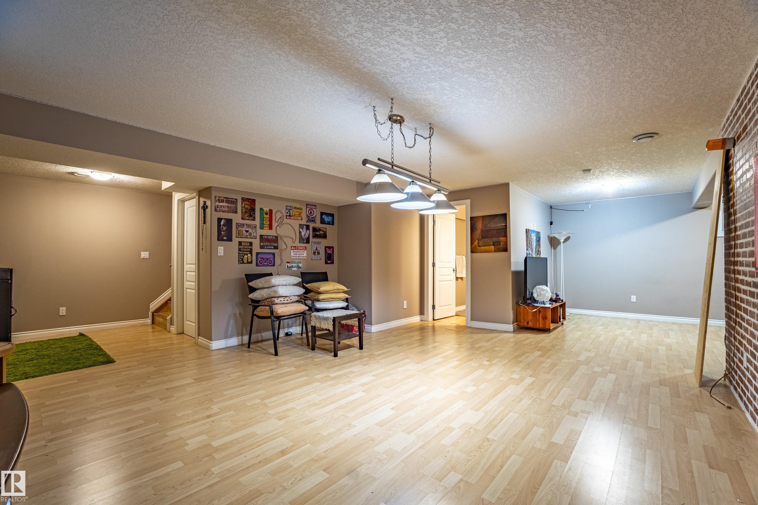 2721 Miles Place, Edmonton, AB - Indoor