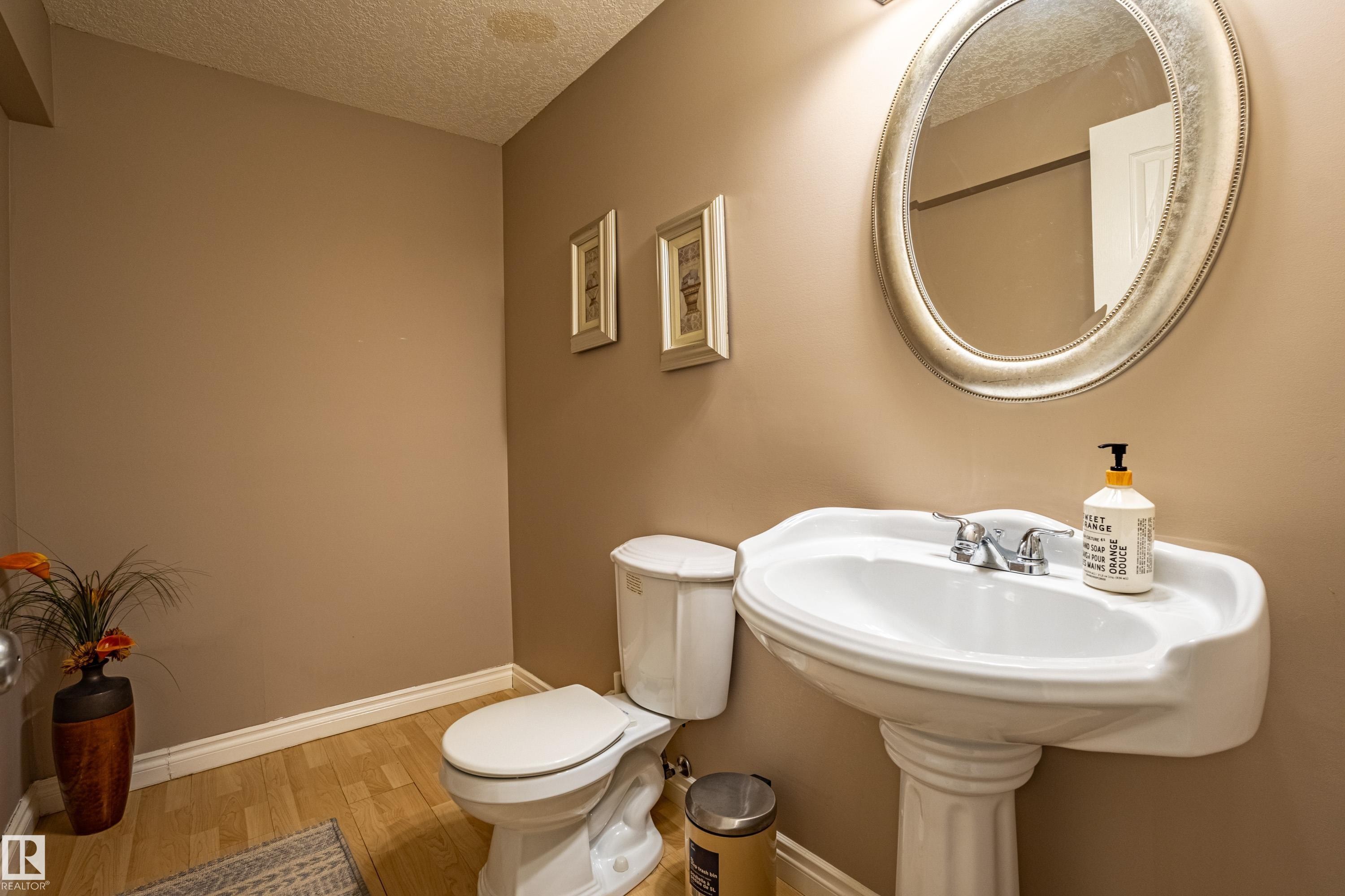 2721 Miles Place, Edmonton, AB - Indoor Photo Showing Bathroom