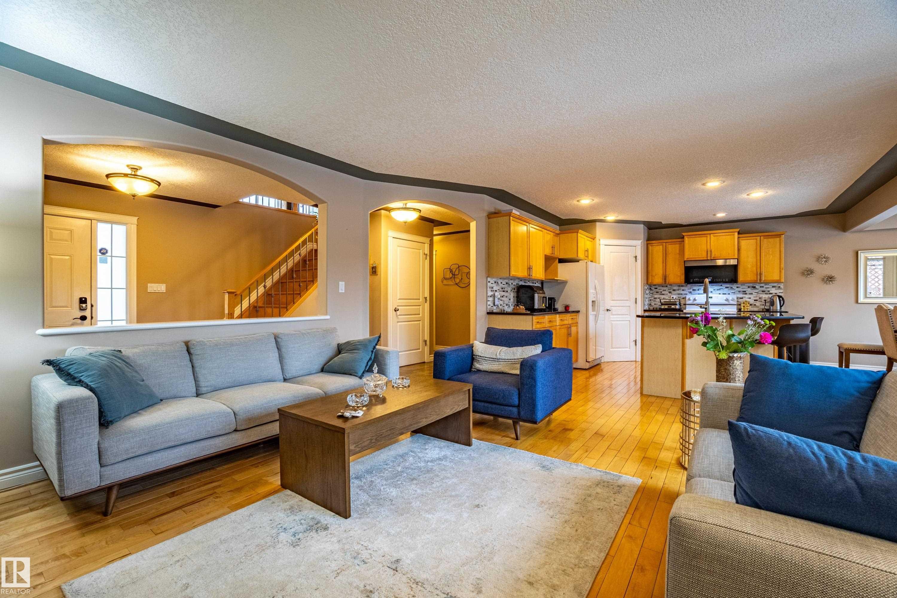 2721 Miles Place, Edmonton, AB - Indoor Photo Showing Living Room