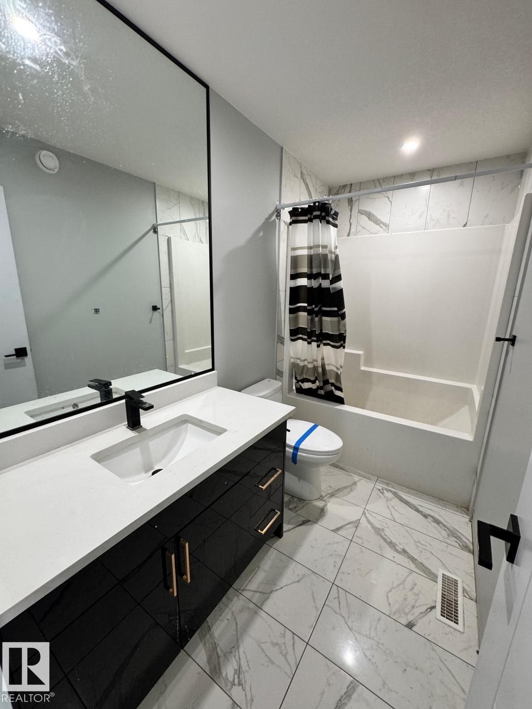 17124 68 Street, Edmonton, AB - Indoor Photo Showing Bathroom