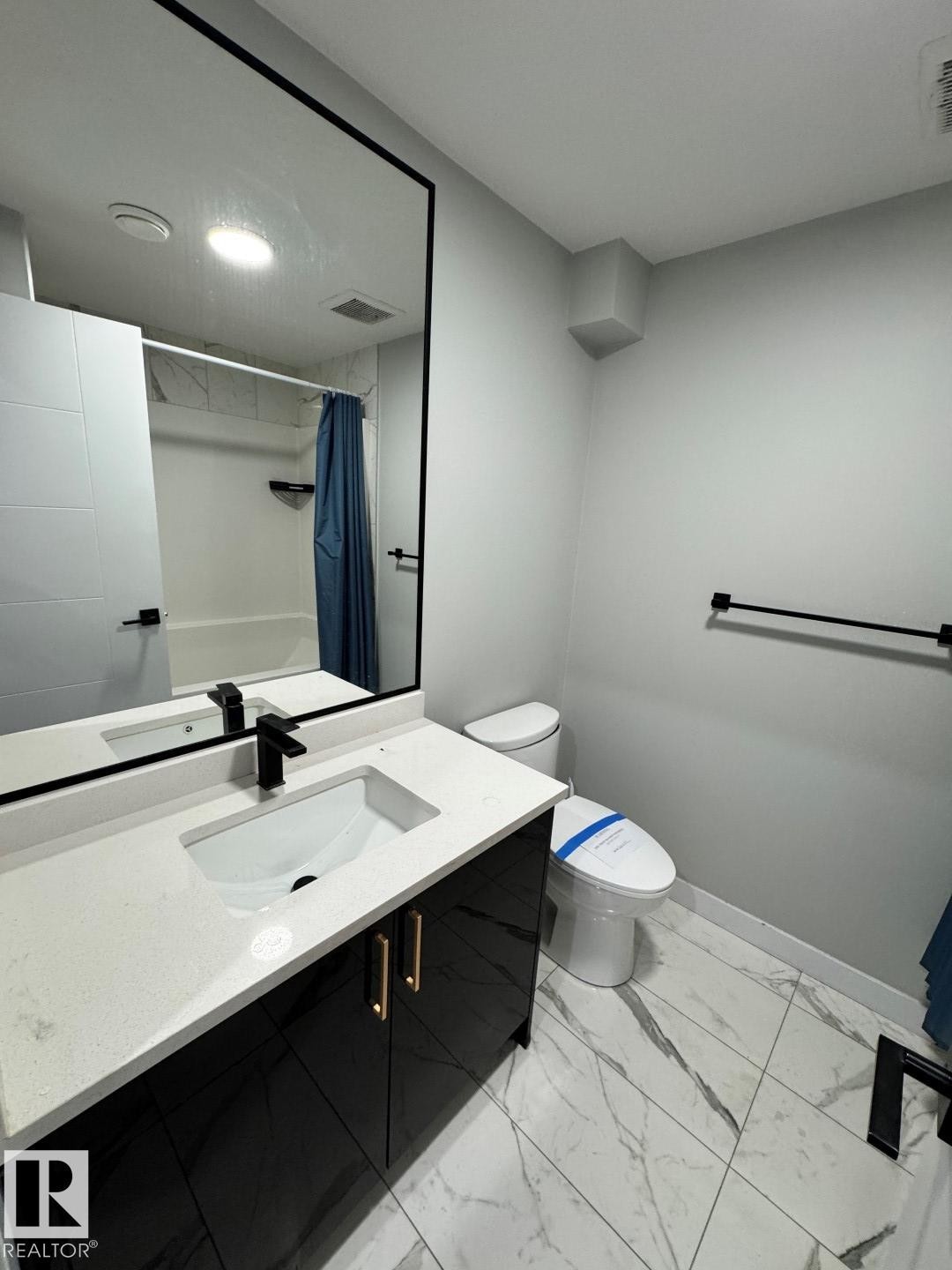 17124 68 Street, Edmonton, AB - Indoor Photo Showing Bathroom