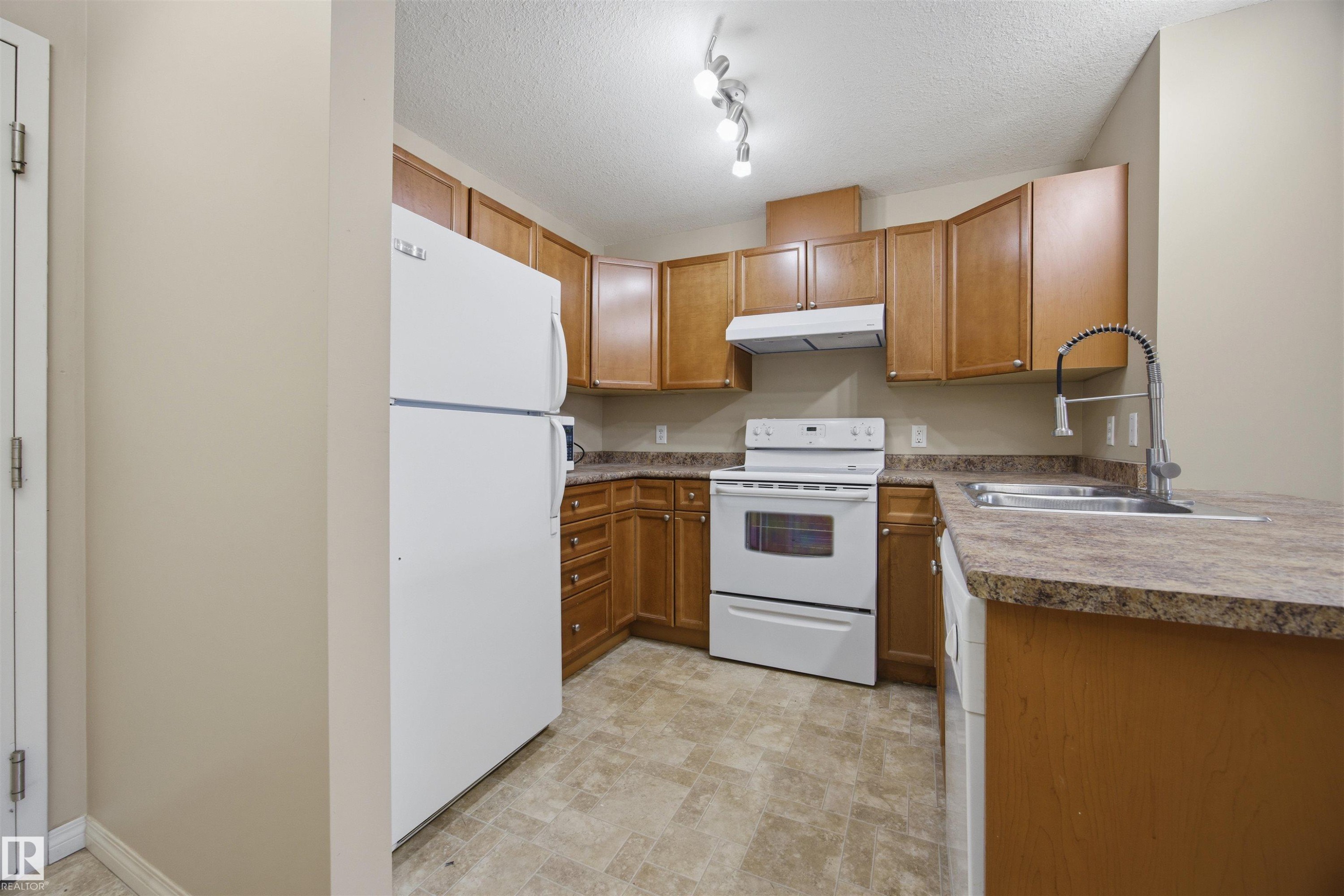 #107 4903 47 Av, Stony Plain, AB - Indoor Photo Showing Kitchen With Double Sink