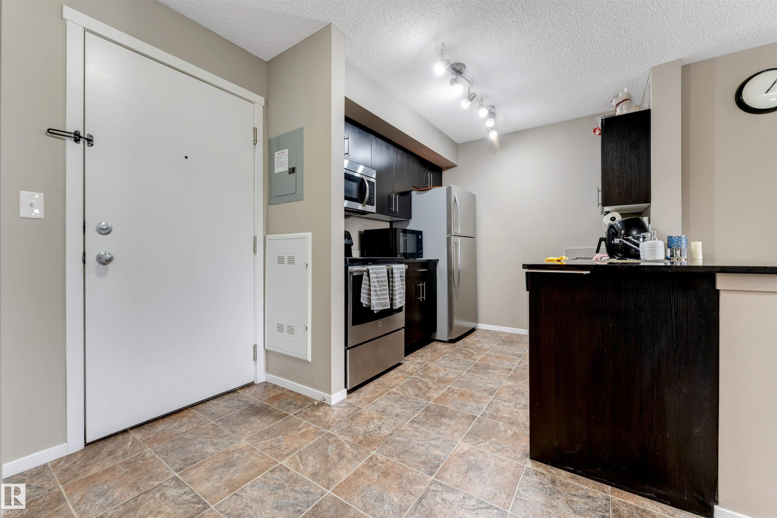203 1510 Watt Drive, Edmonton, AB - Indoor
