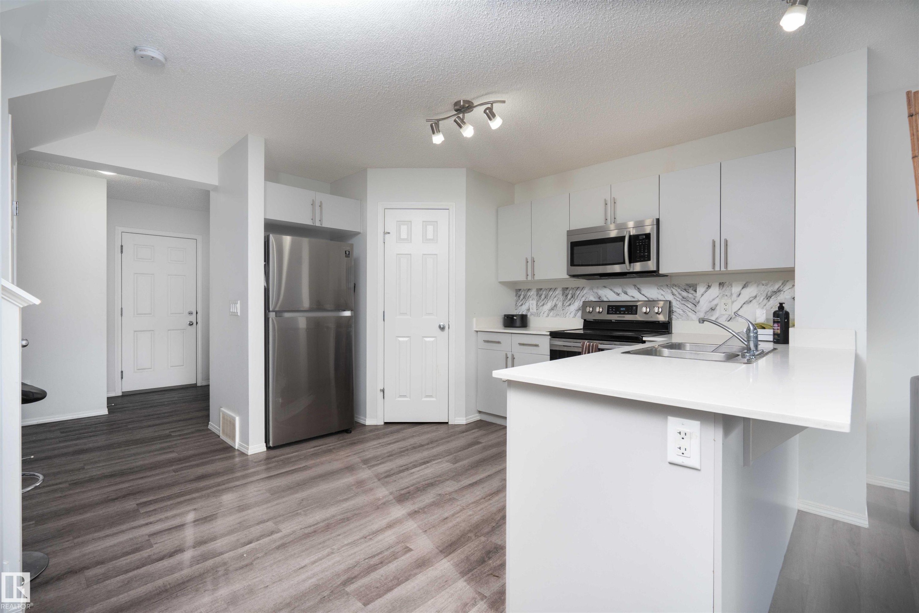 3099 Checknita Way, Edmonton, AB - Indoor Photo Showing Kitchen