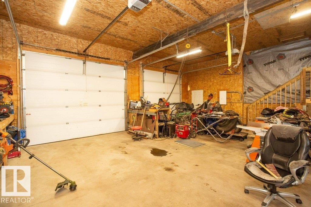 5104 - 49 Avenue, Busby, AB - Indoor Photo Showing Garage