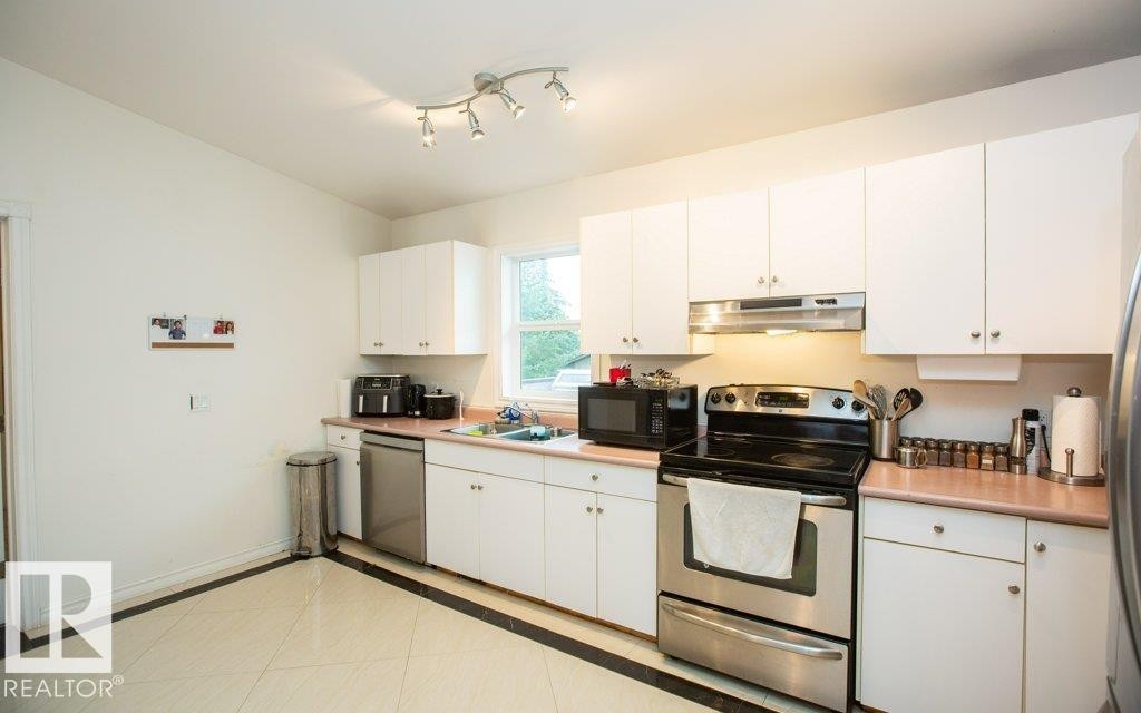 5104 - 49 Avenue, Busby, AB - Indoor Photo Showing Kitchen With Double Sink