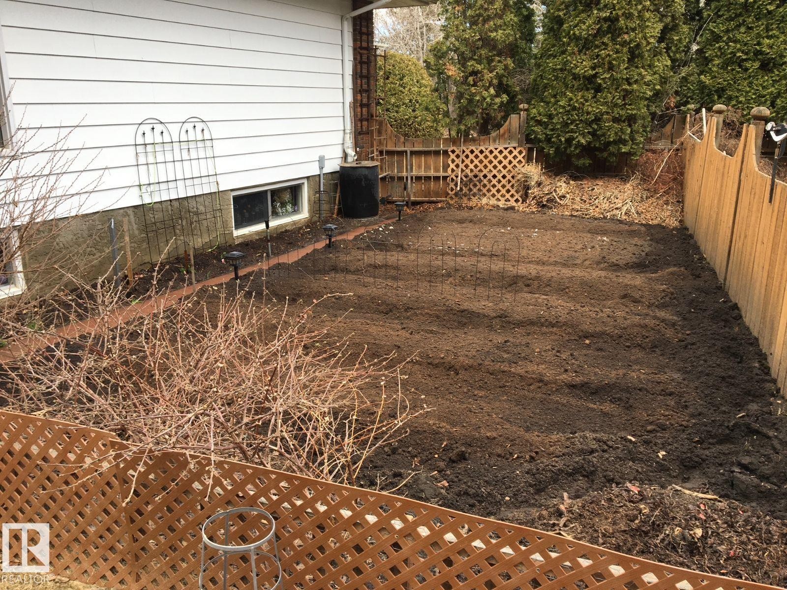 Exterior view of a cooling unit - 206 Wolf Willow Crescent, Edmonton, AB - Outdoor