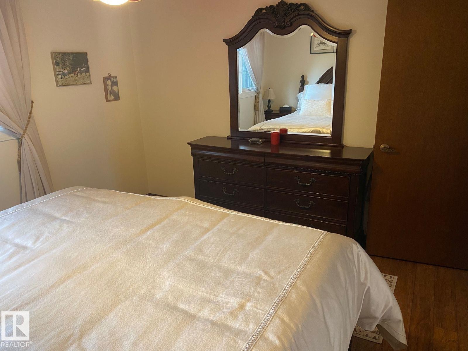 Bedroom featuring wood finished floors - 206 Wolf Willow Crescent, Edmonton, AB - Indoor Photo Showing Bedroom