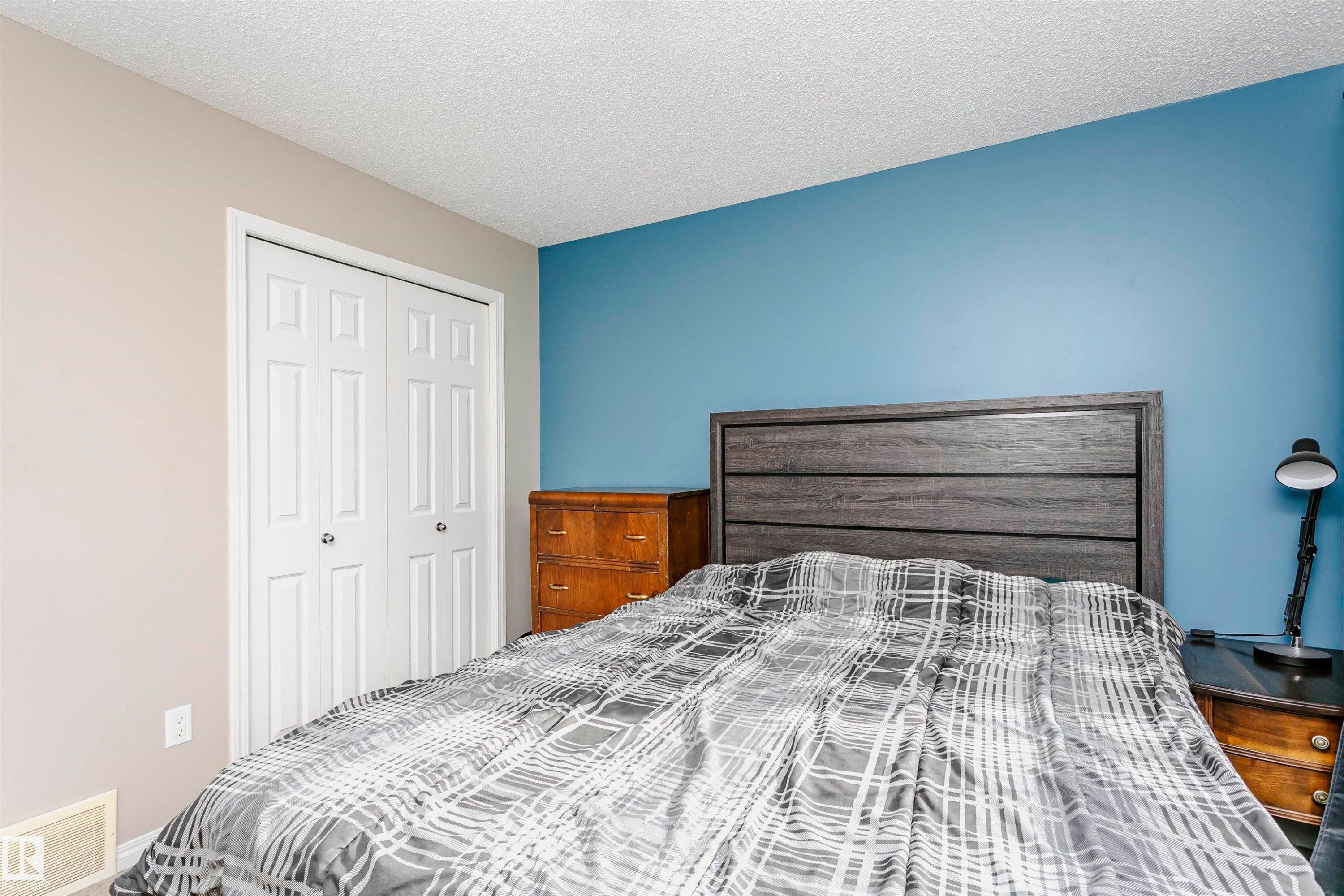 Bedroom featuring a textured ceiling and a closet - 4011 Orchards Drive, Edmonton, AB - Indoor Photo Showing Bedroom